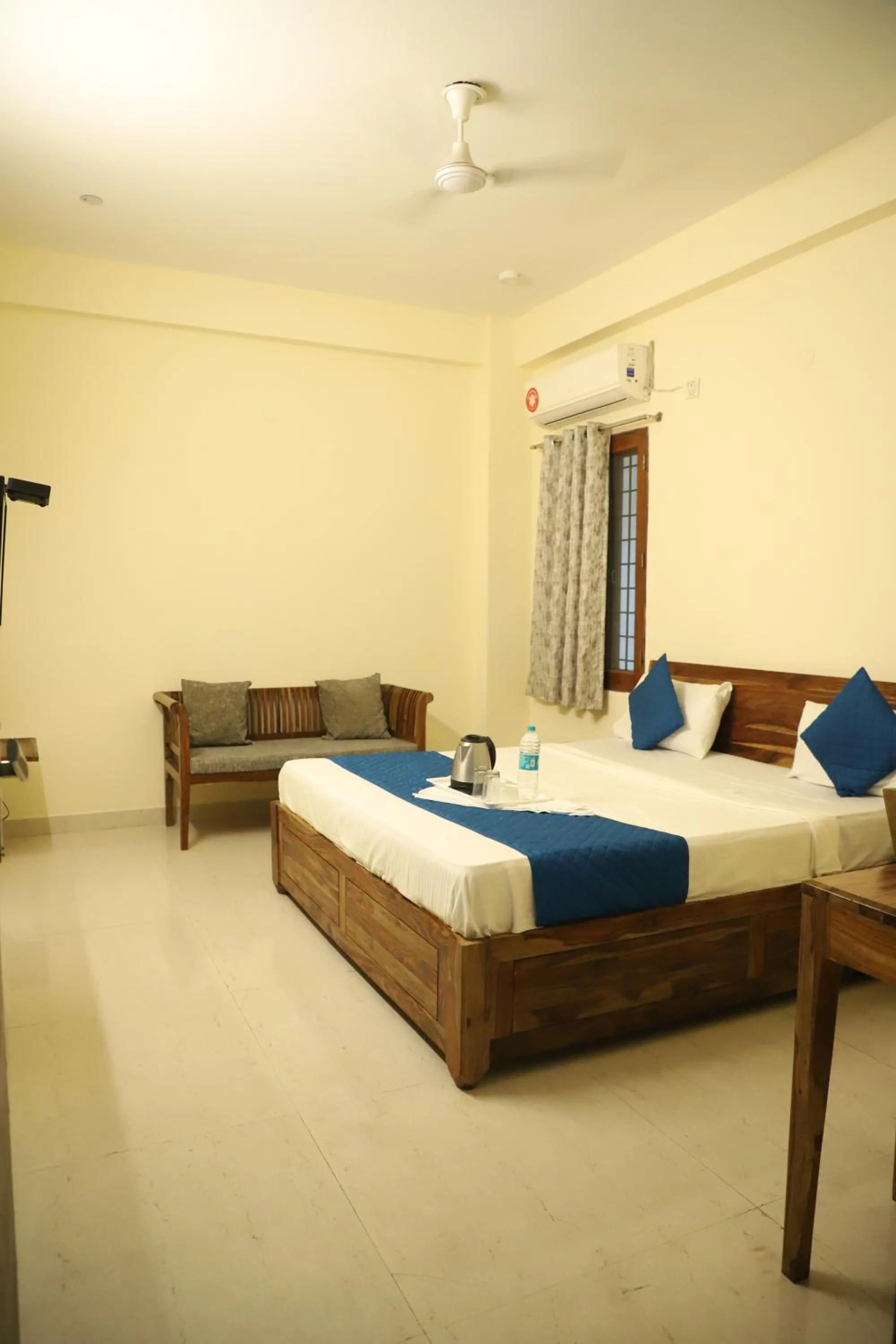 Bed in Hotel The York - Couple-unfriendly hotel