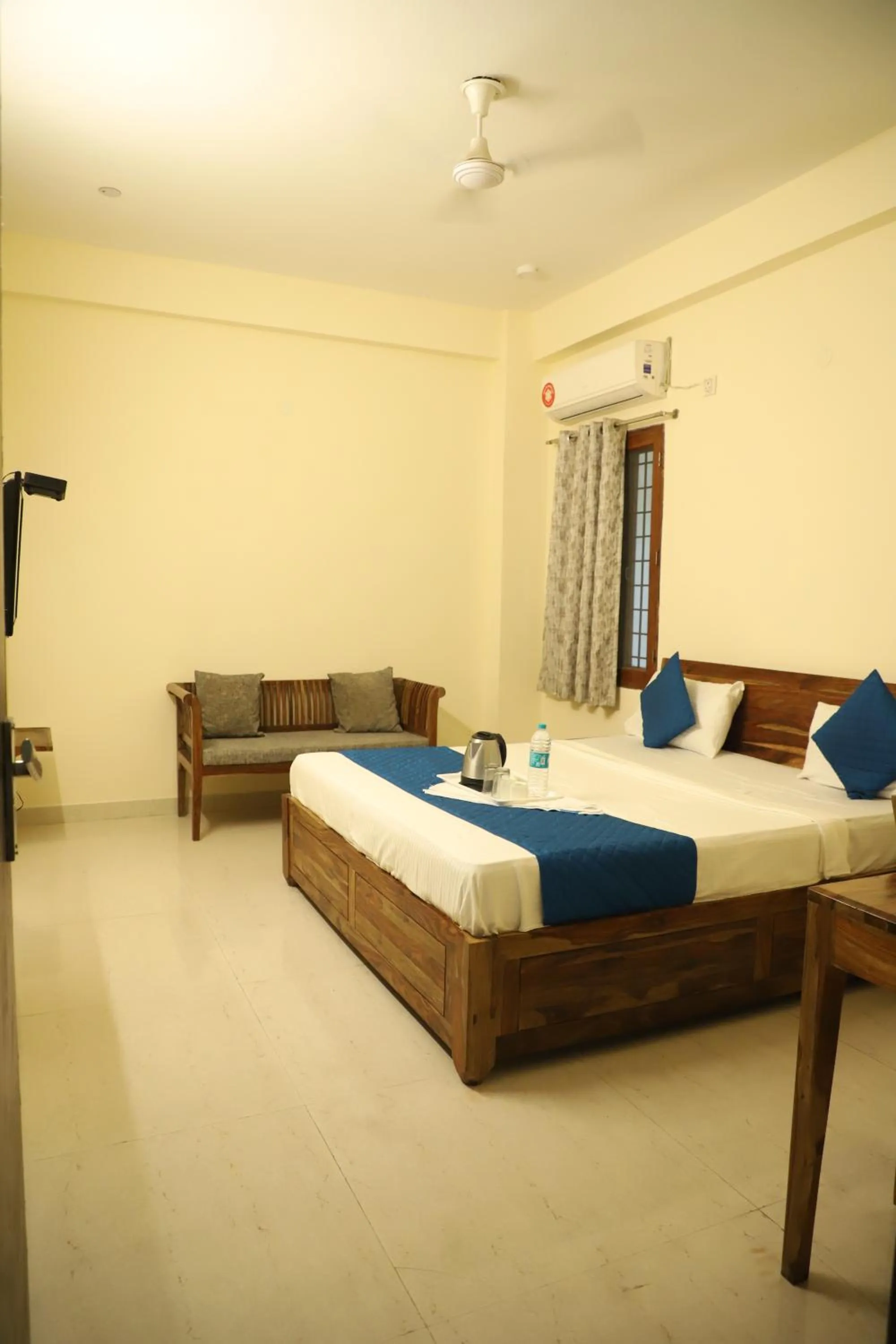 Photo of the whole room in Hotel The York - Couple-unfriendly hotel