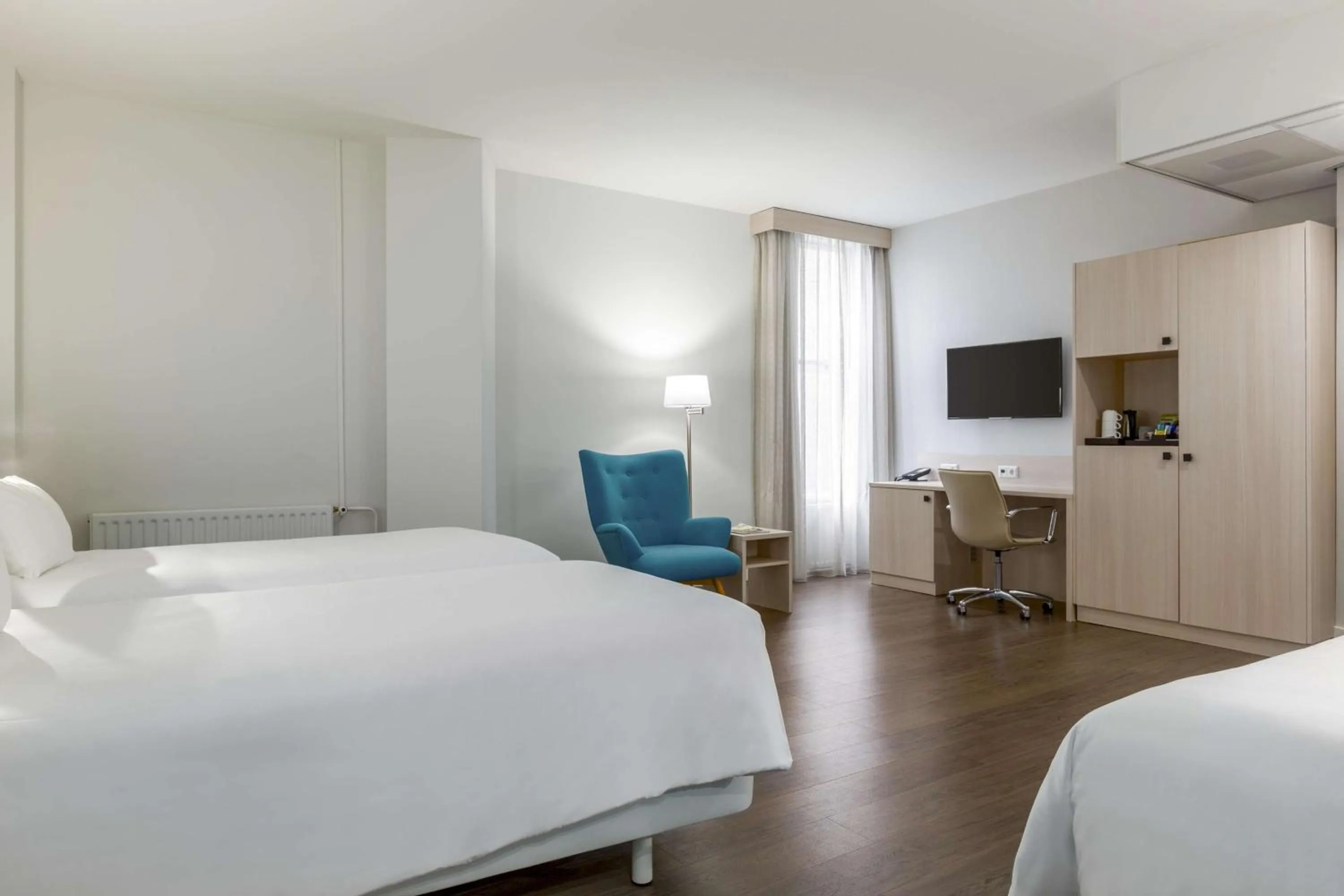 View (from property/room), Bed in NH City Centre Amsterdam