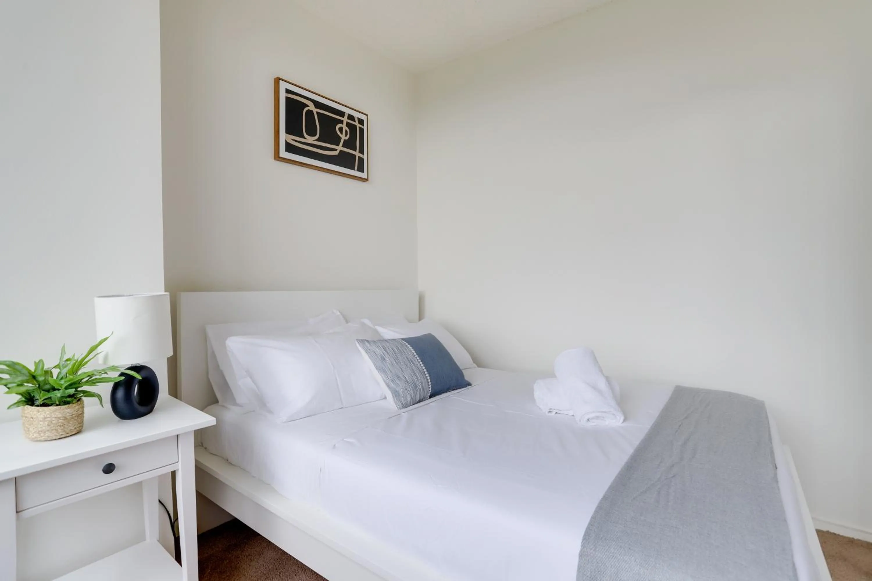 Bed in Incredible 1 BR Apt + Den @Crystal City With Gym