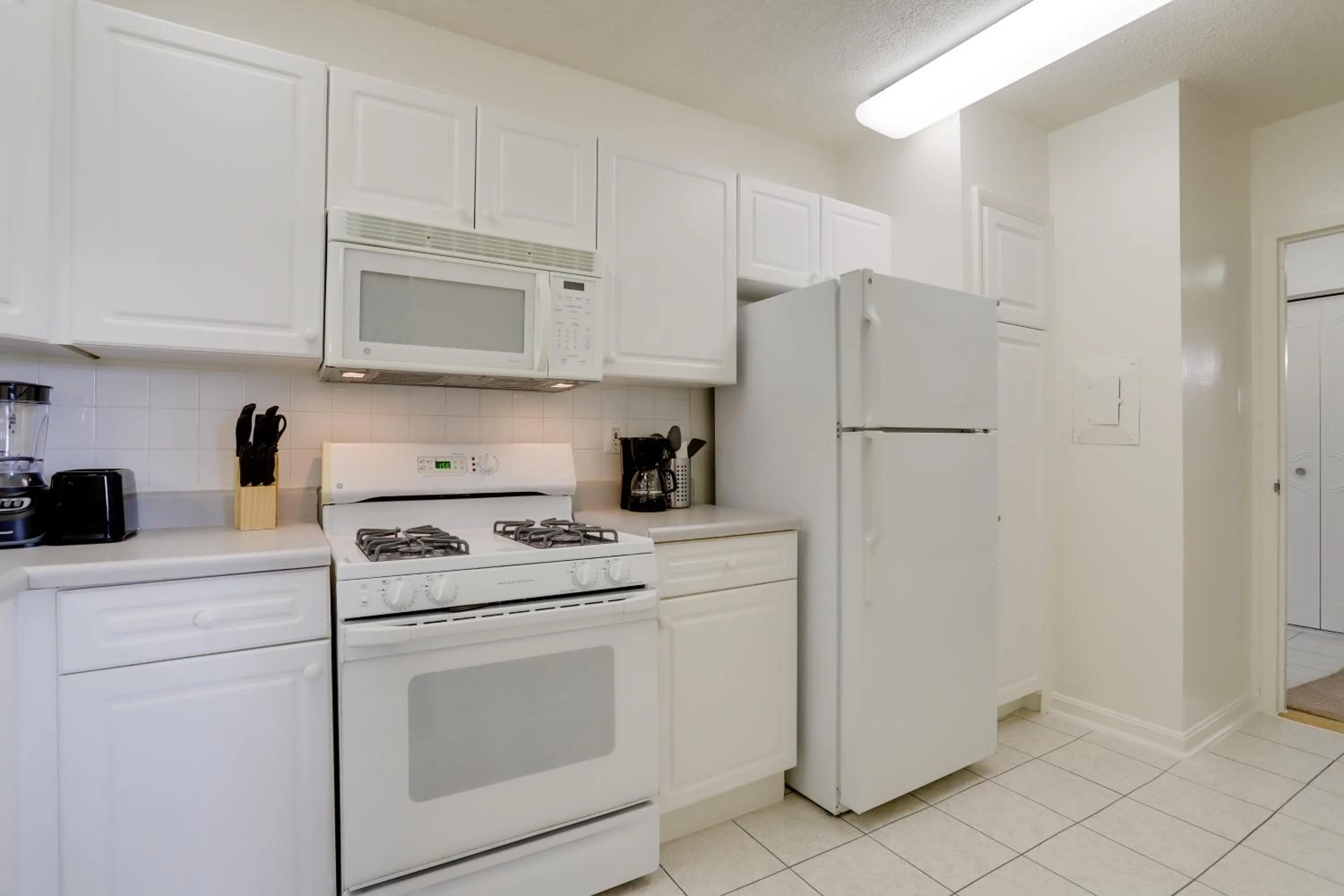 Kitchen or kitchenette in Incredible 1 BR Apt + Den @Crystal City With Gym