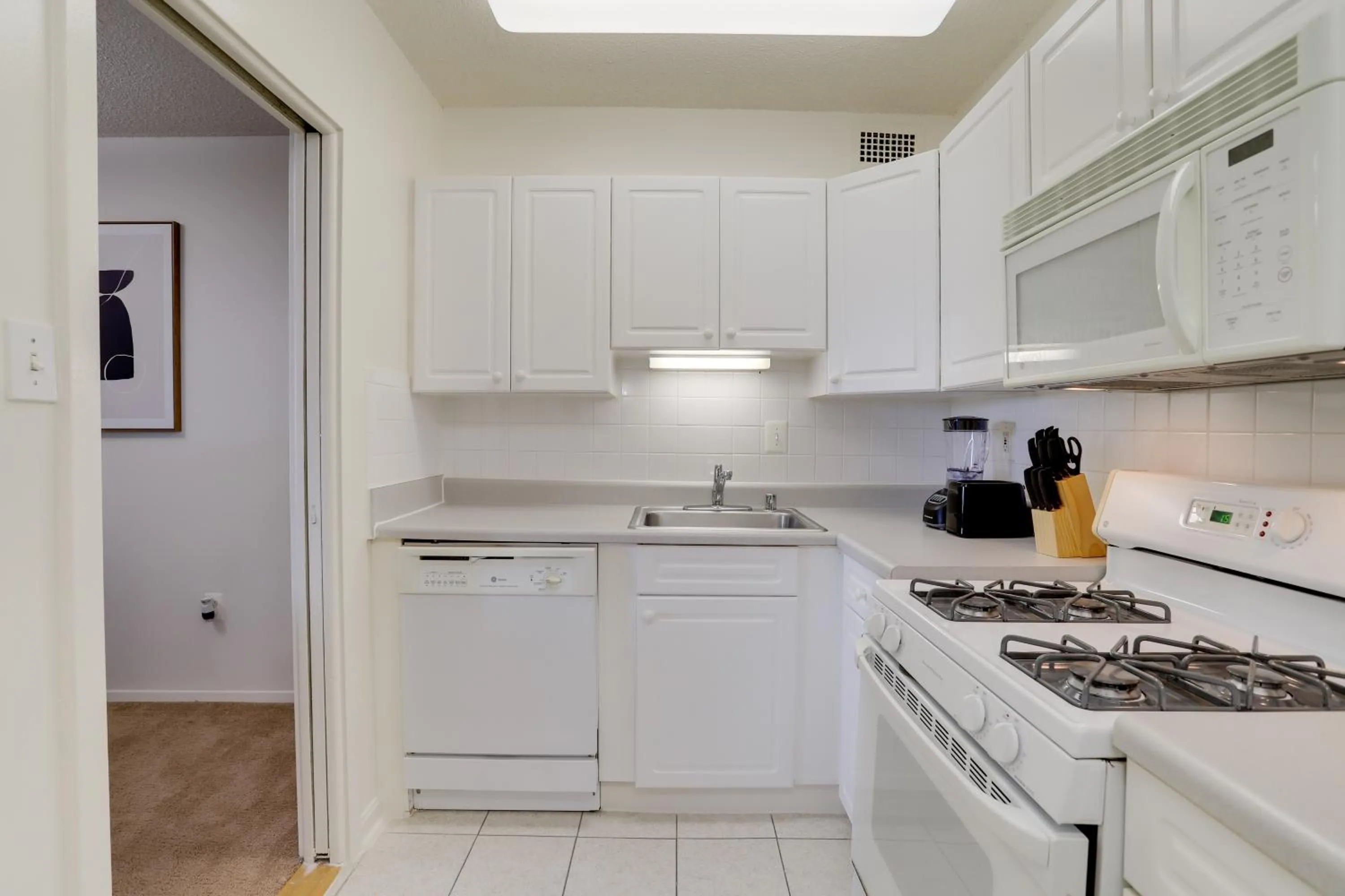 Kitchen or kitchenette in Incredible 1 BR Apt + Den @Crystal City With Gym