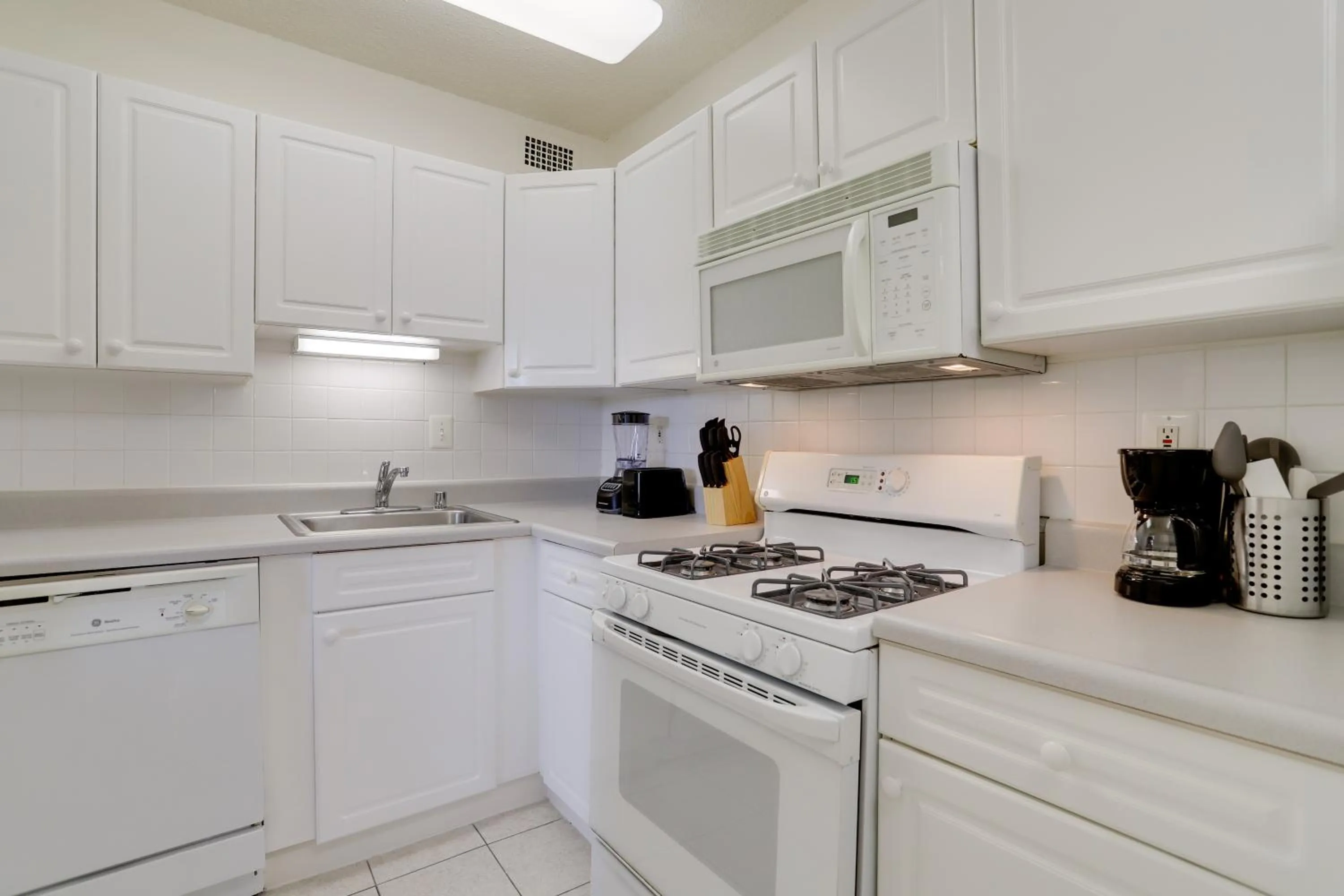 Kitchen or kitchenette in Incredible 1 BR Apt + Den @Crystal City With Gym