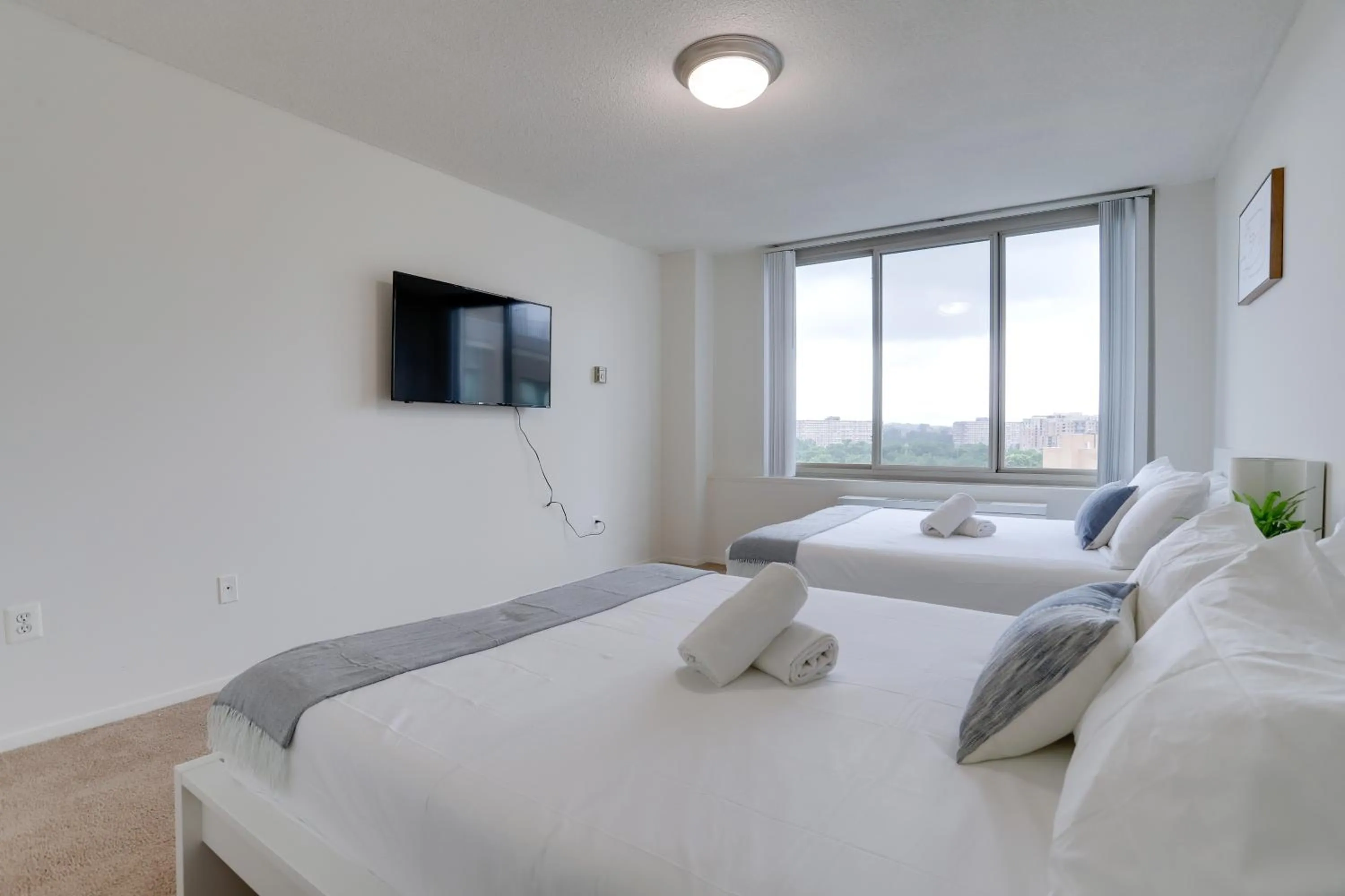 Bed in Incredible 1 BR Apt + Den @Crystal City With Gym