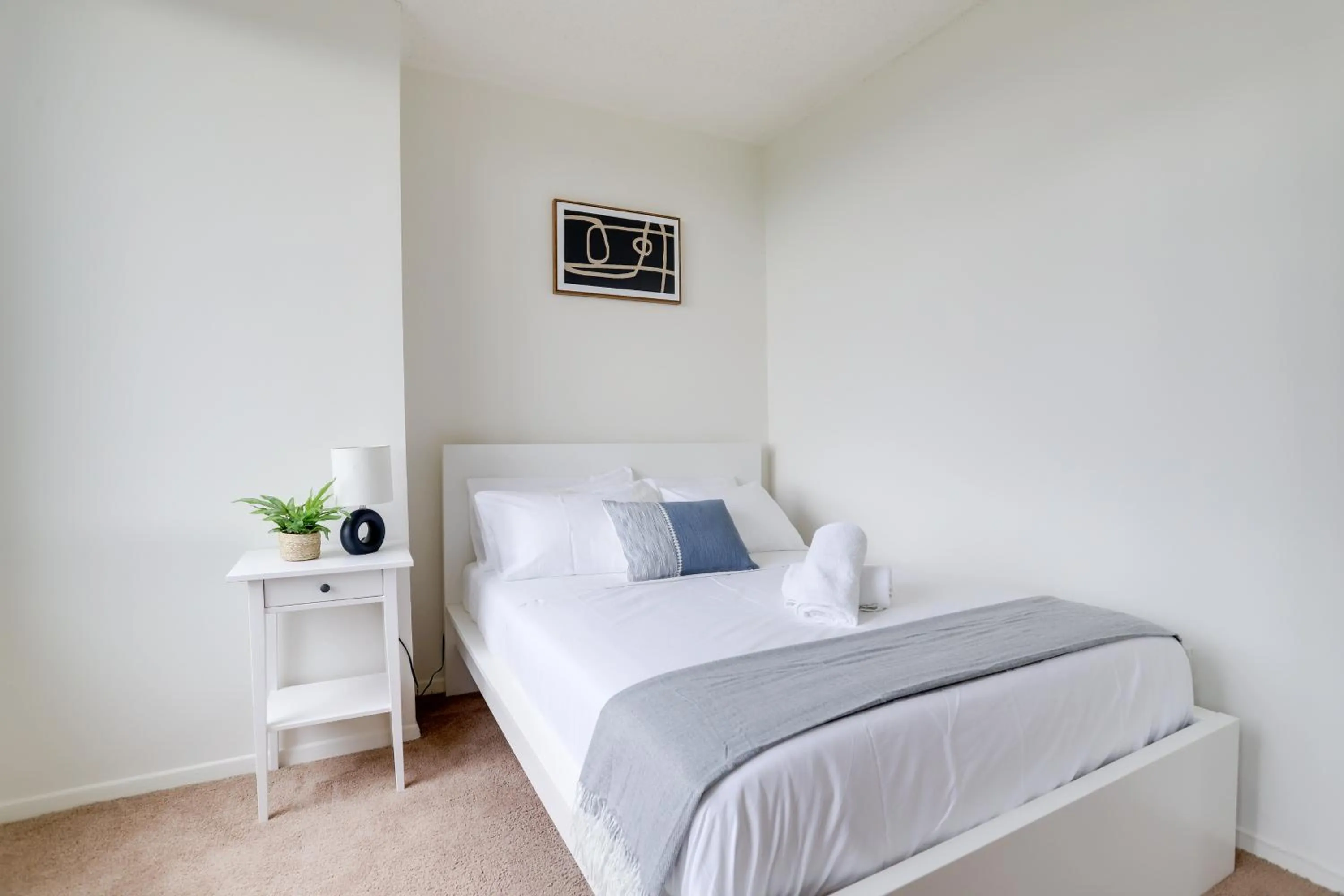 Bed in Incredible 1 BR Apt + Den @Crystal City With Gym