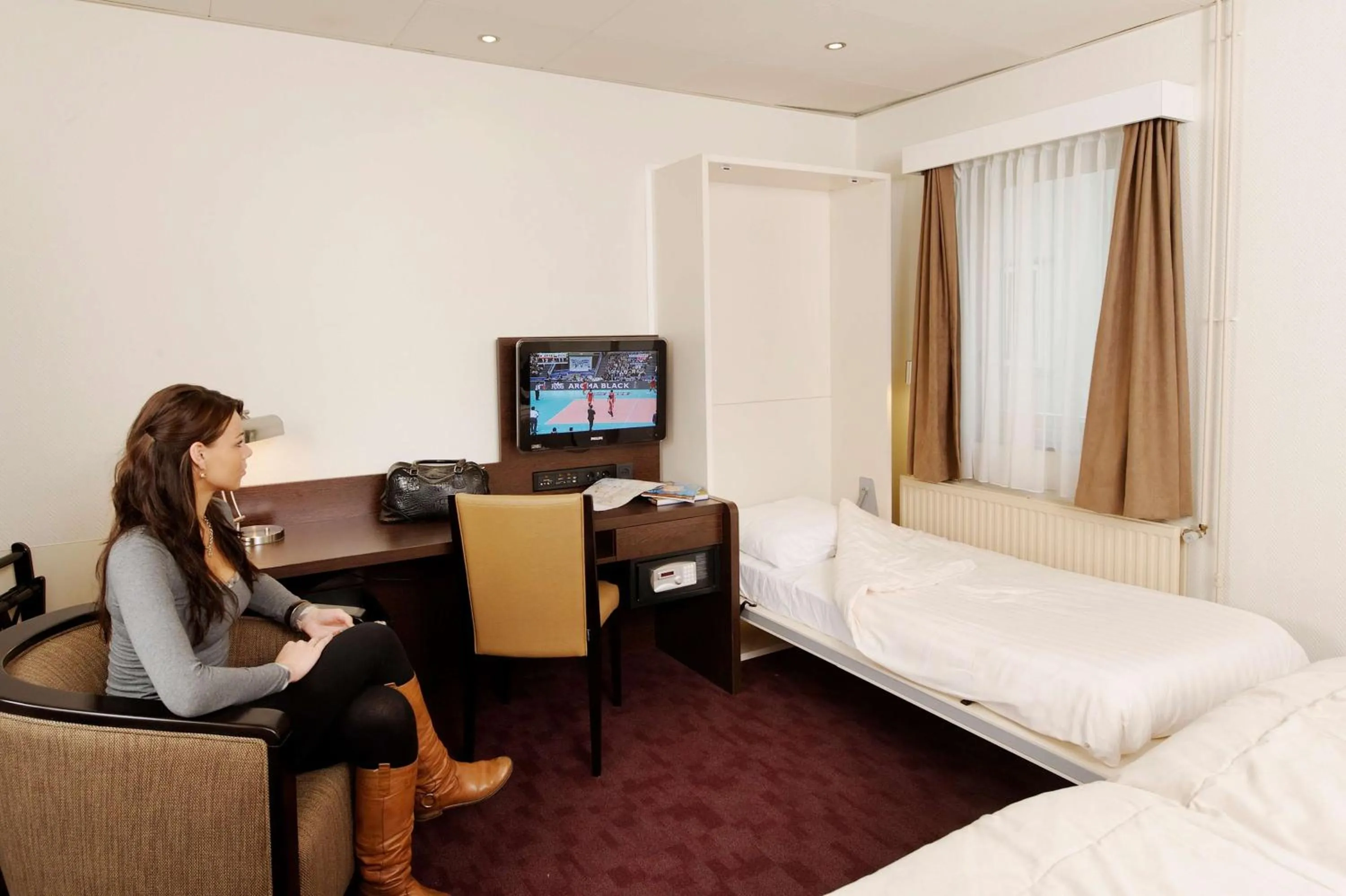 Photo of the whole room, Bed in Best Western Dam Square Inn
