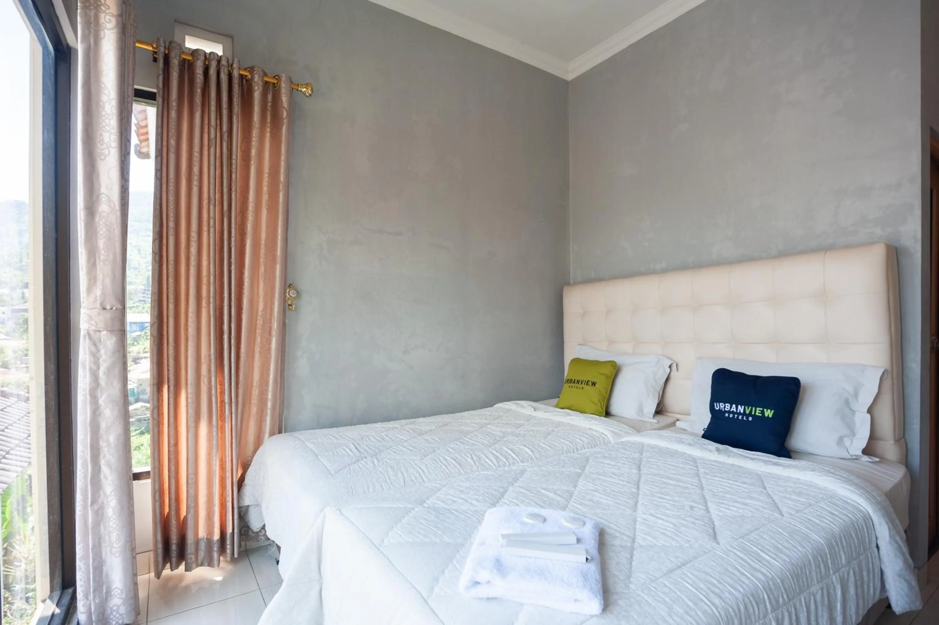 Bed in Urbanview Resort Syariah Khansa Cisarua Puncak by RedDoorz