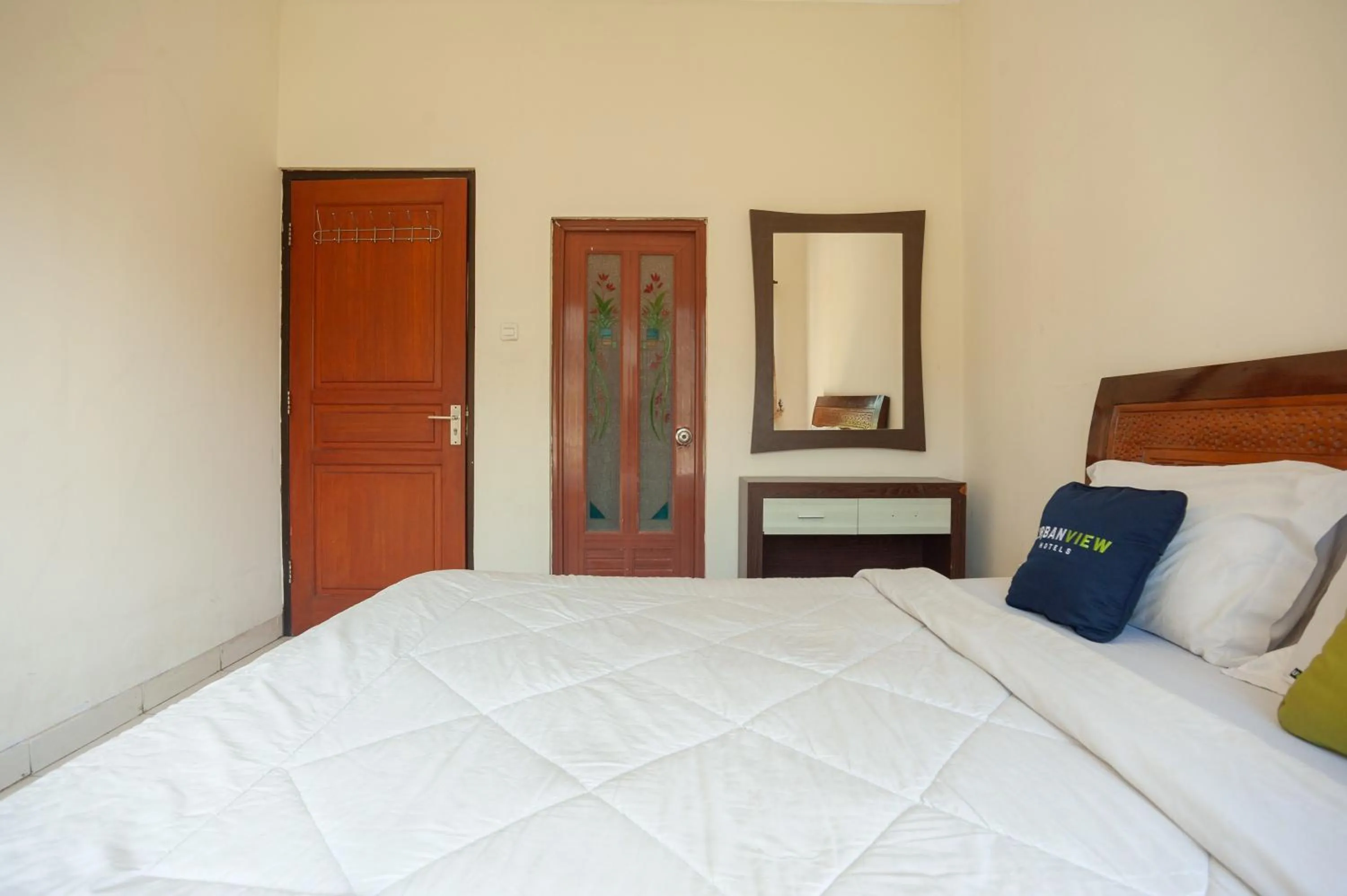 Bed in Urbanview Resort Syariah Khansa Cisarua Puncak by RedDoorz