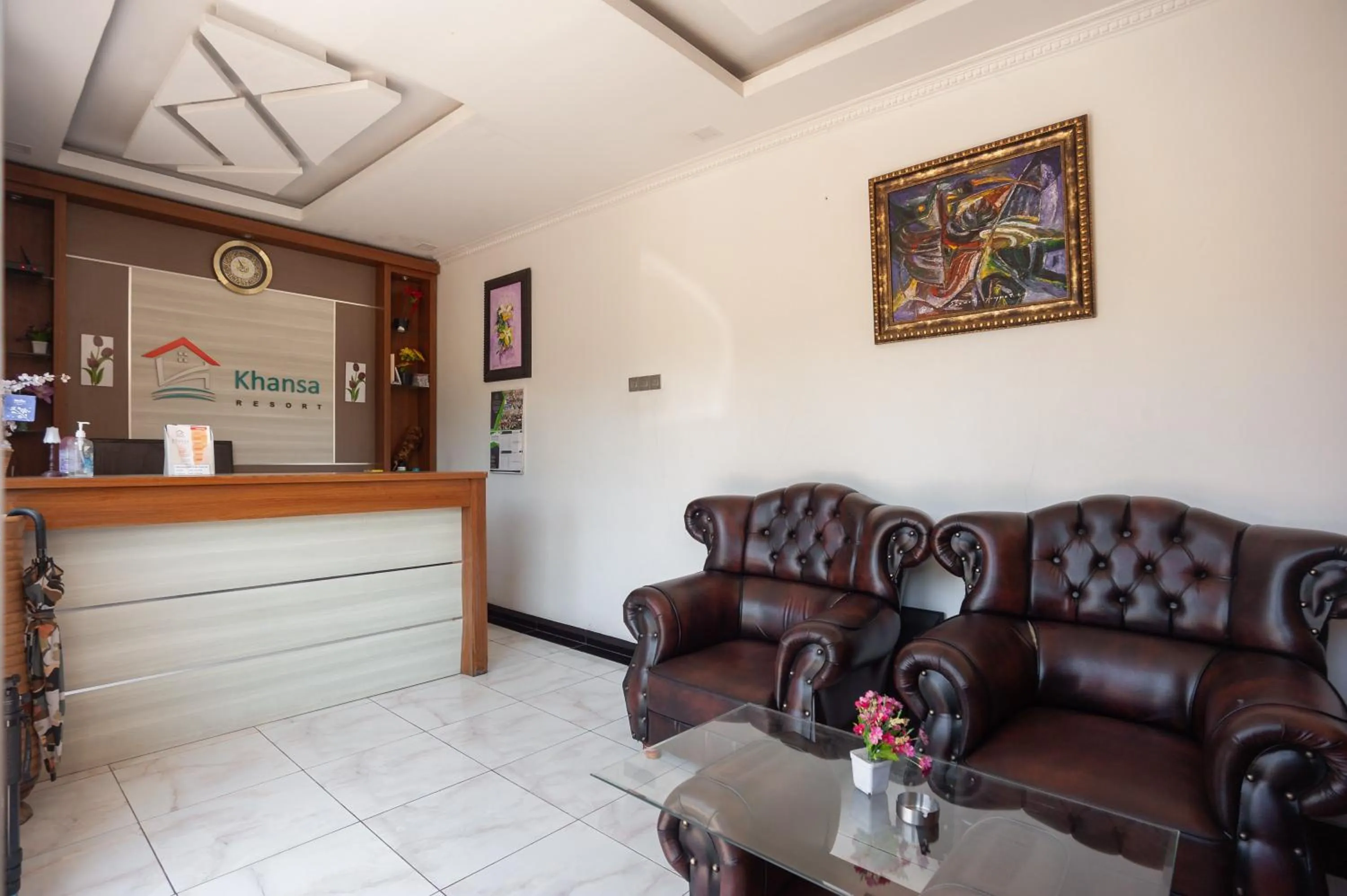 Seating area in Urbanview Resort Syariah Khansa Cisarua Puncak by RedDoorz