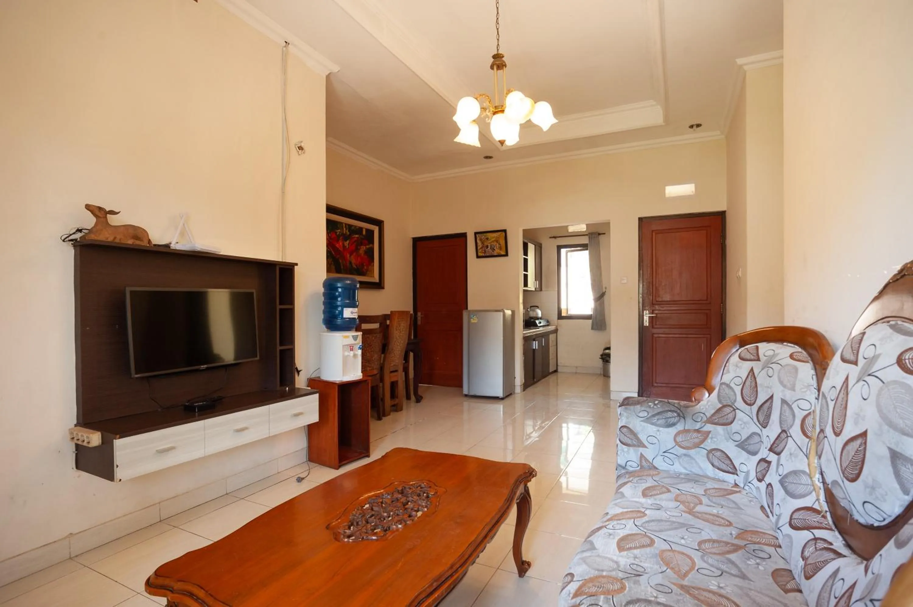 Seating area in Urbanview Resort Syariah Khansa Cisarua Puncak by RedDoorz