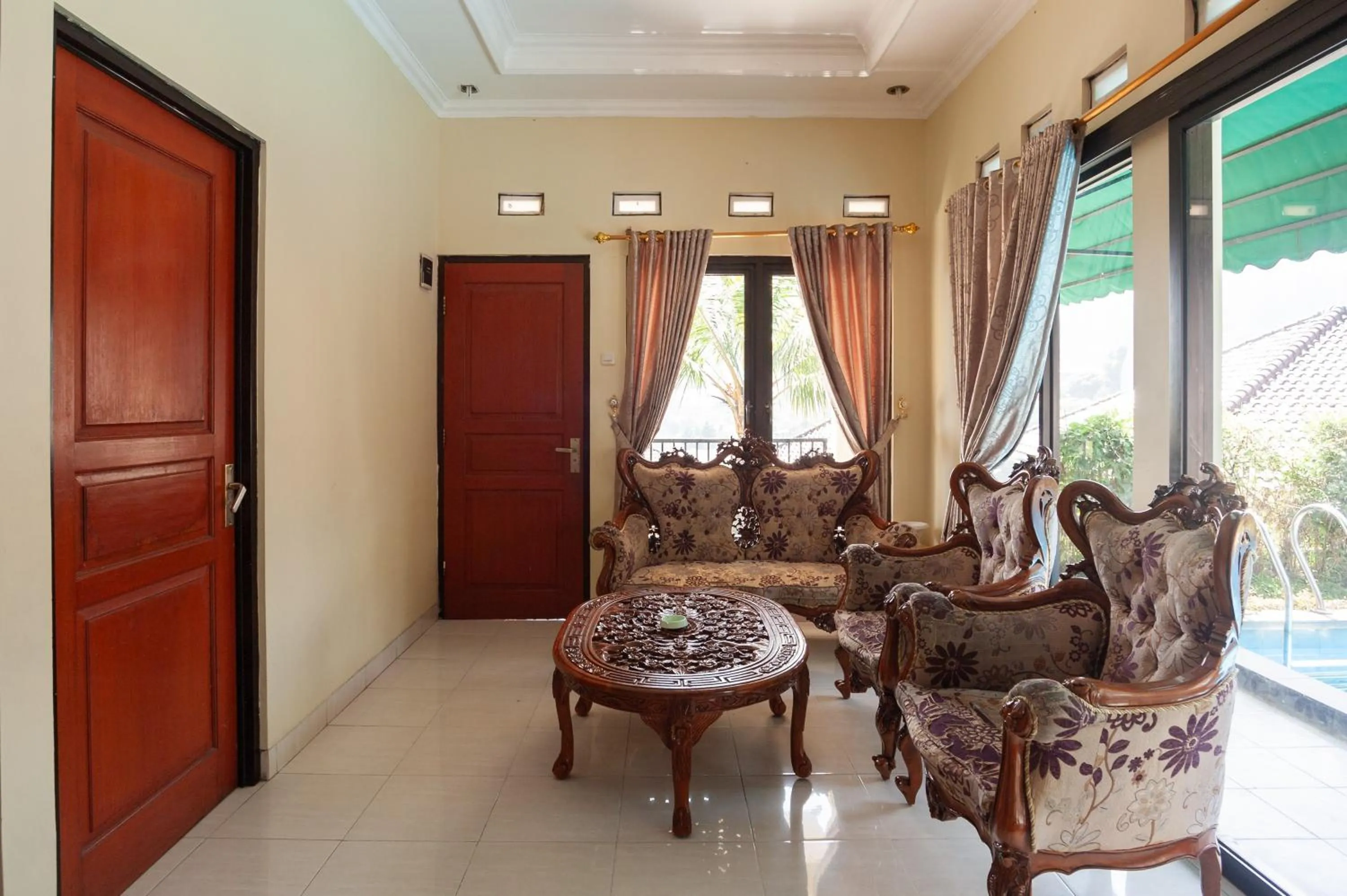 Seating area in Urbanview Resort Syariah Khansa Cisarua Puncak by RedDoorz