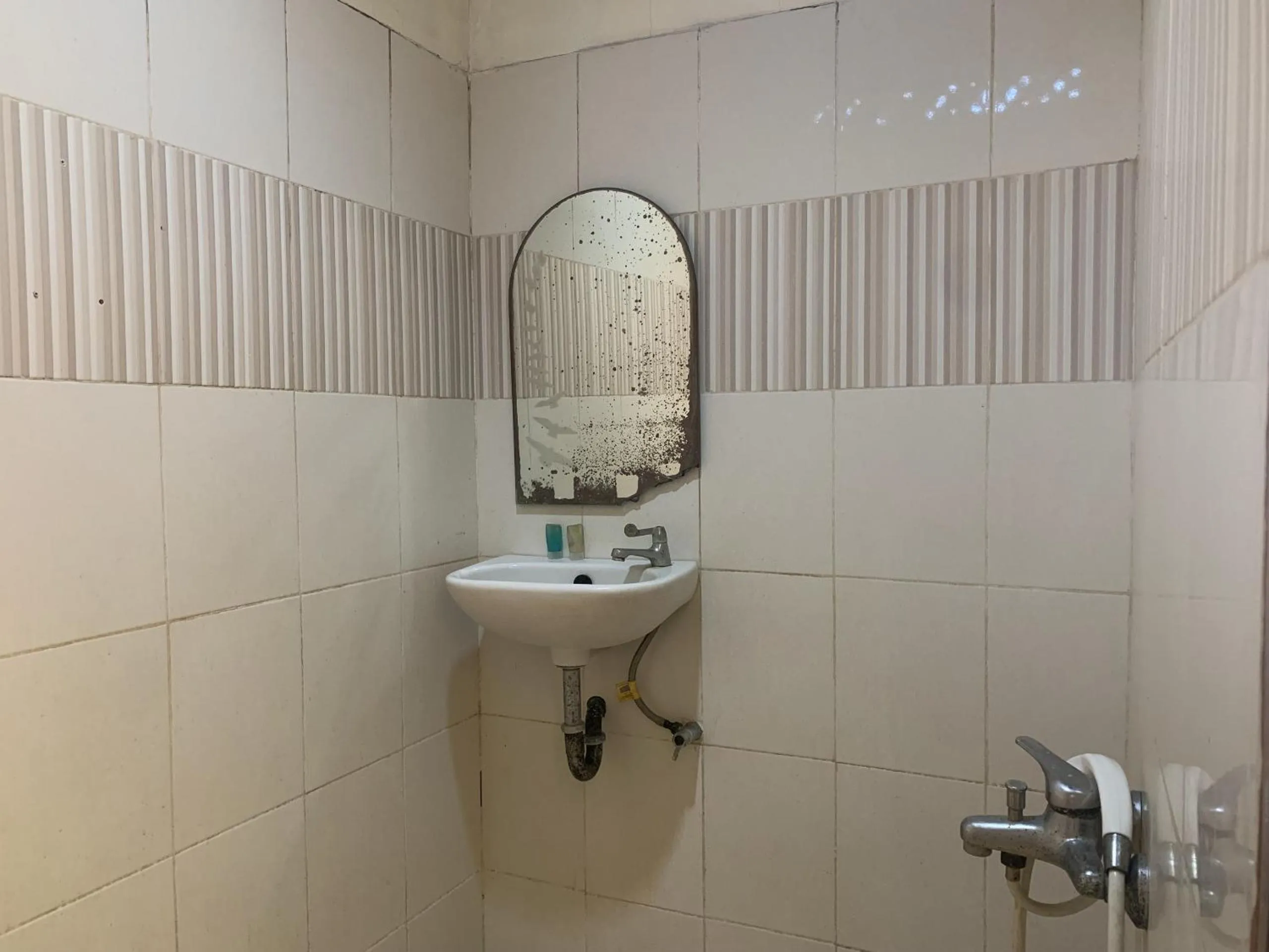 Bathroom in Hotel O Wisma Phinisi Syariah Near Mall of Pinrang Sejahtera