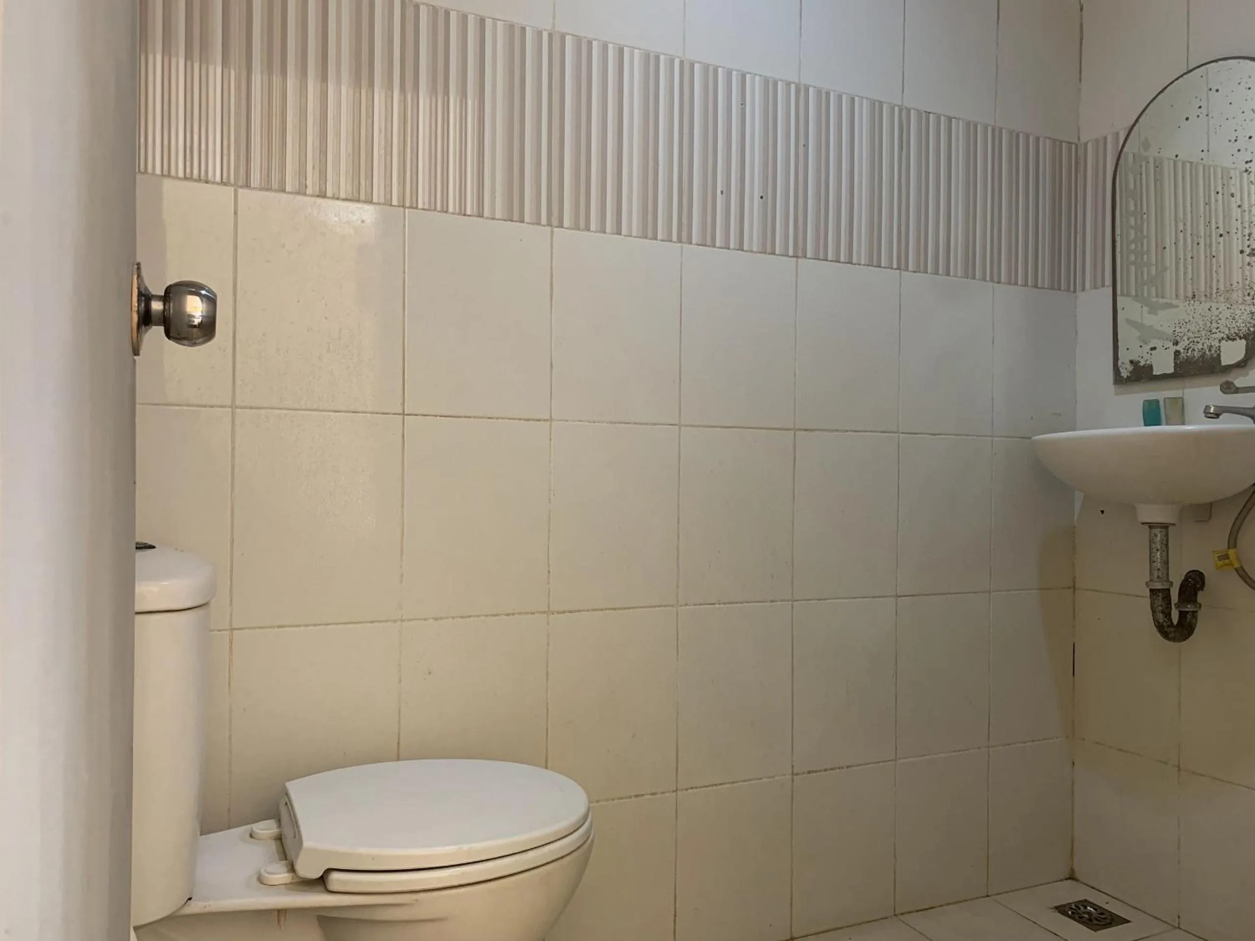 Bathroom in Hotel O Wisma Phinisi Syariah Near Mall of Pinrang Sejahtera
