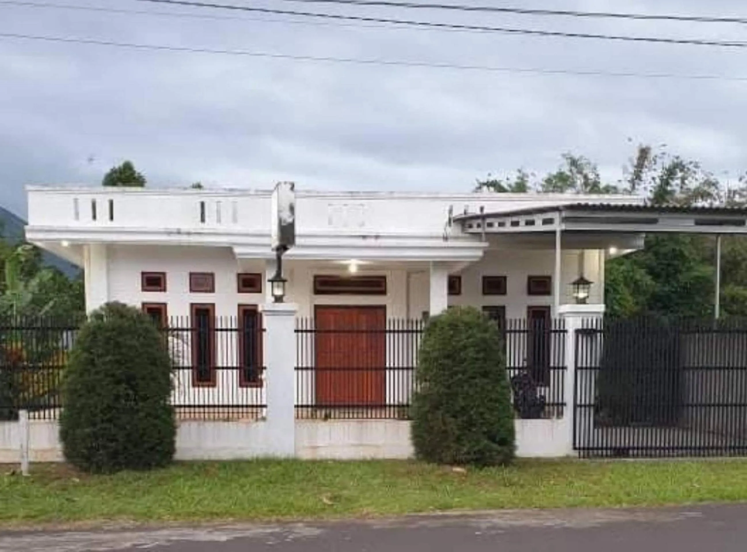 Facade/entrance in SPOT ON 92777 Leheran Homestay
