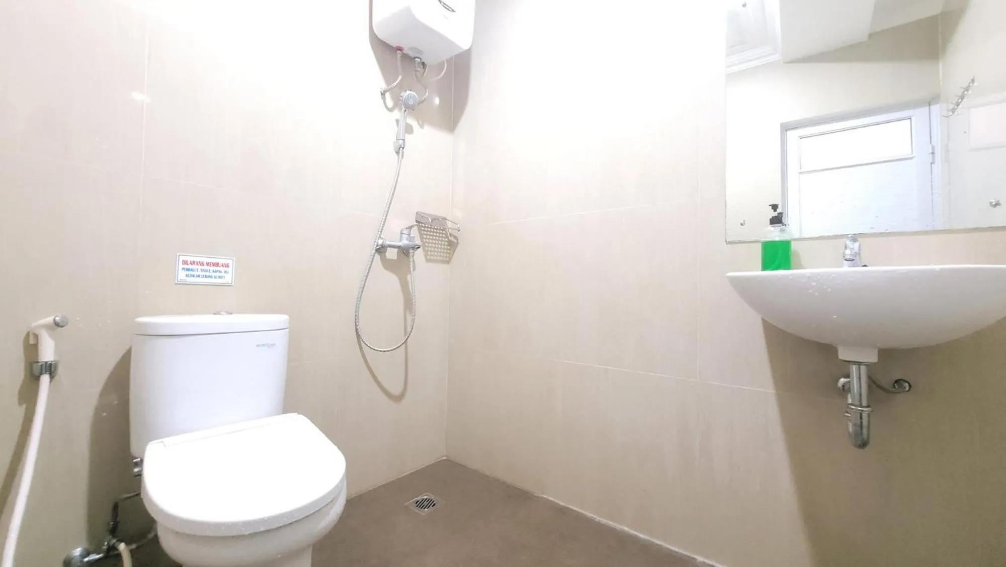 Shower in Urbanview Le Reno Inn Wirobrajan by RedDoorz