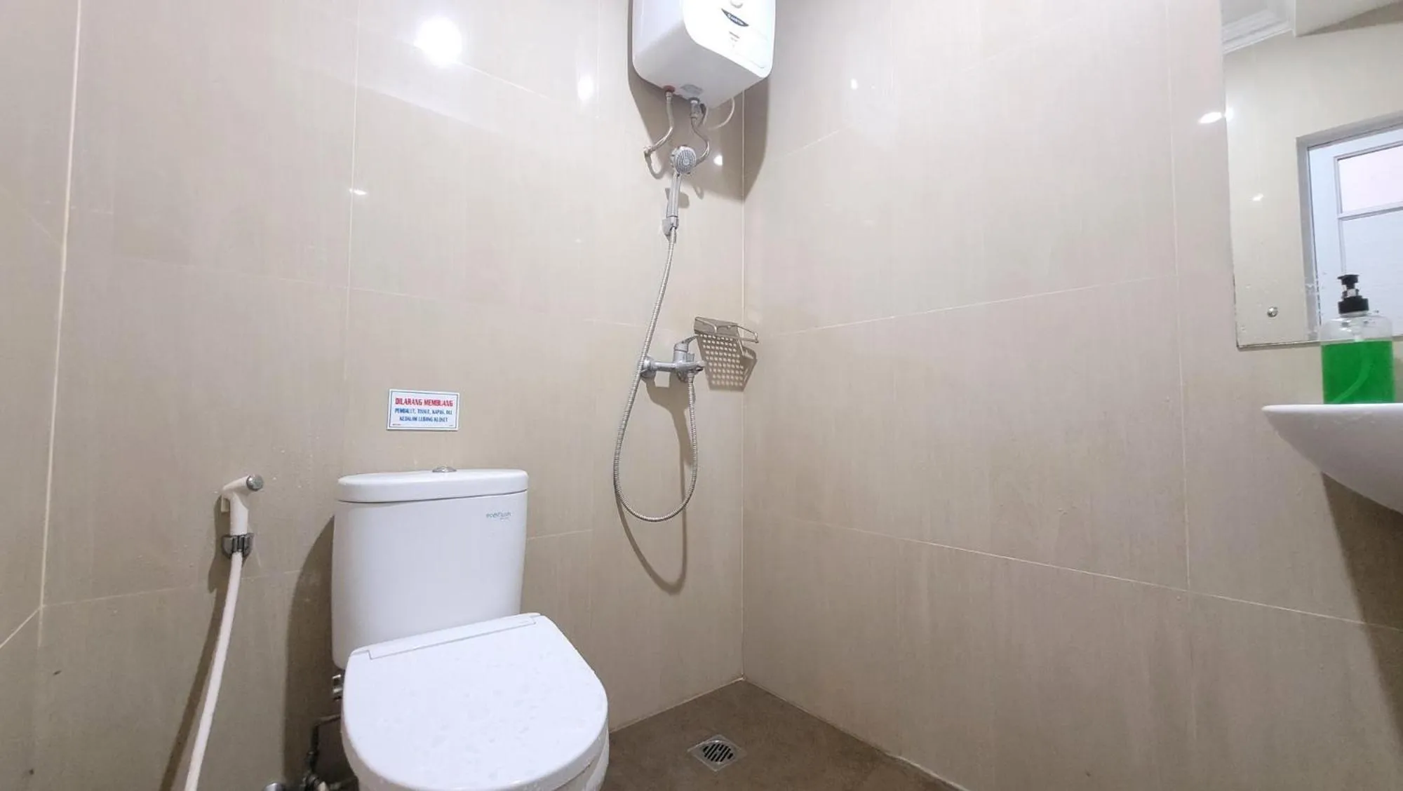 Shower in Urbanview Le Reno Inn Wirobrajan by RedDoorz