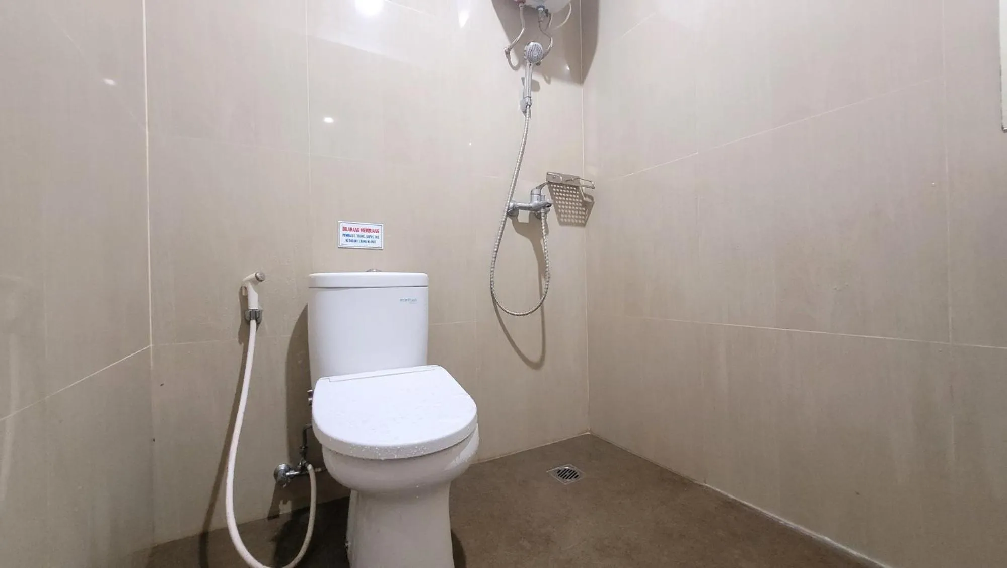 Shower in Urbanview Le Reno Inn Wirobrajan by RedDoorz