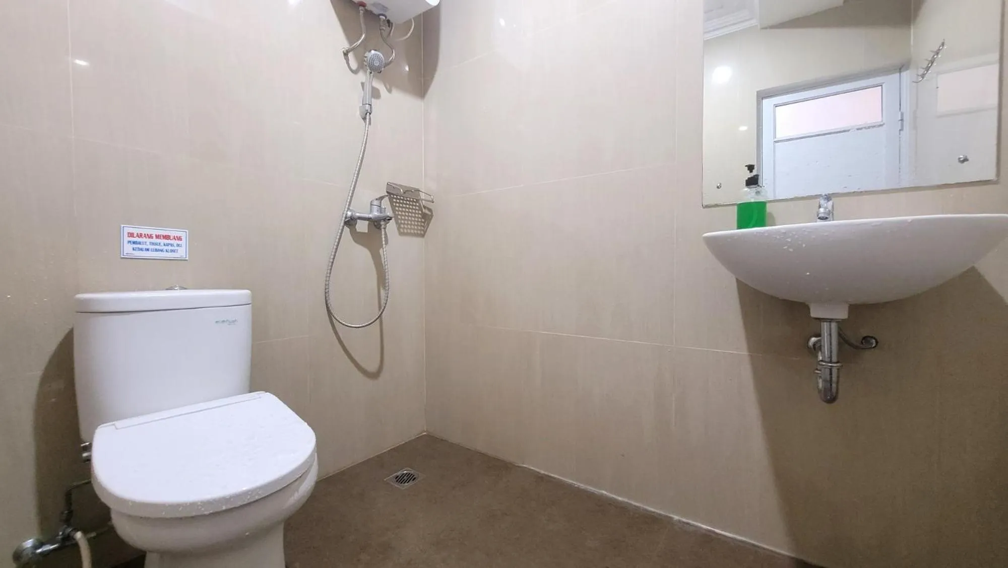 Shower in Urbanview Le Reno Inn Wirobrajan by RedDoorz