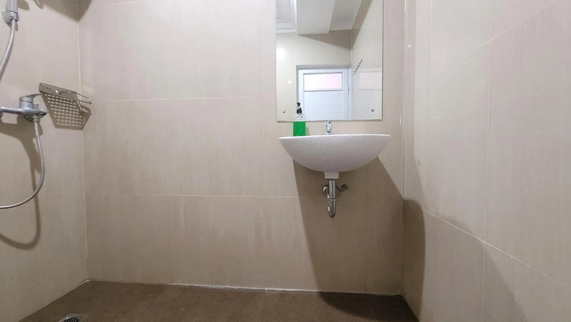 Shower in Urbanview Le Reno Inn Wirobrajan by RedDoorz