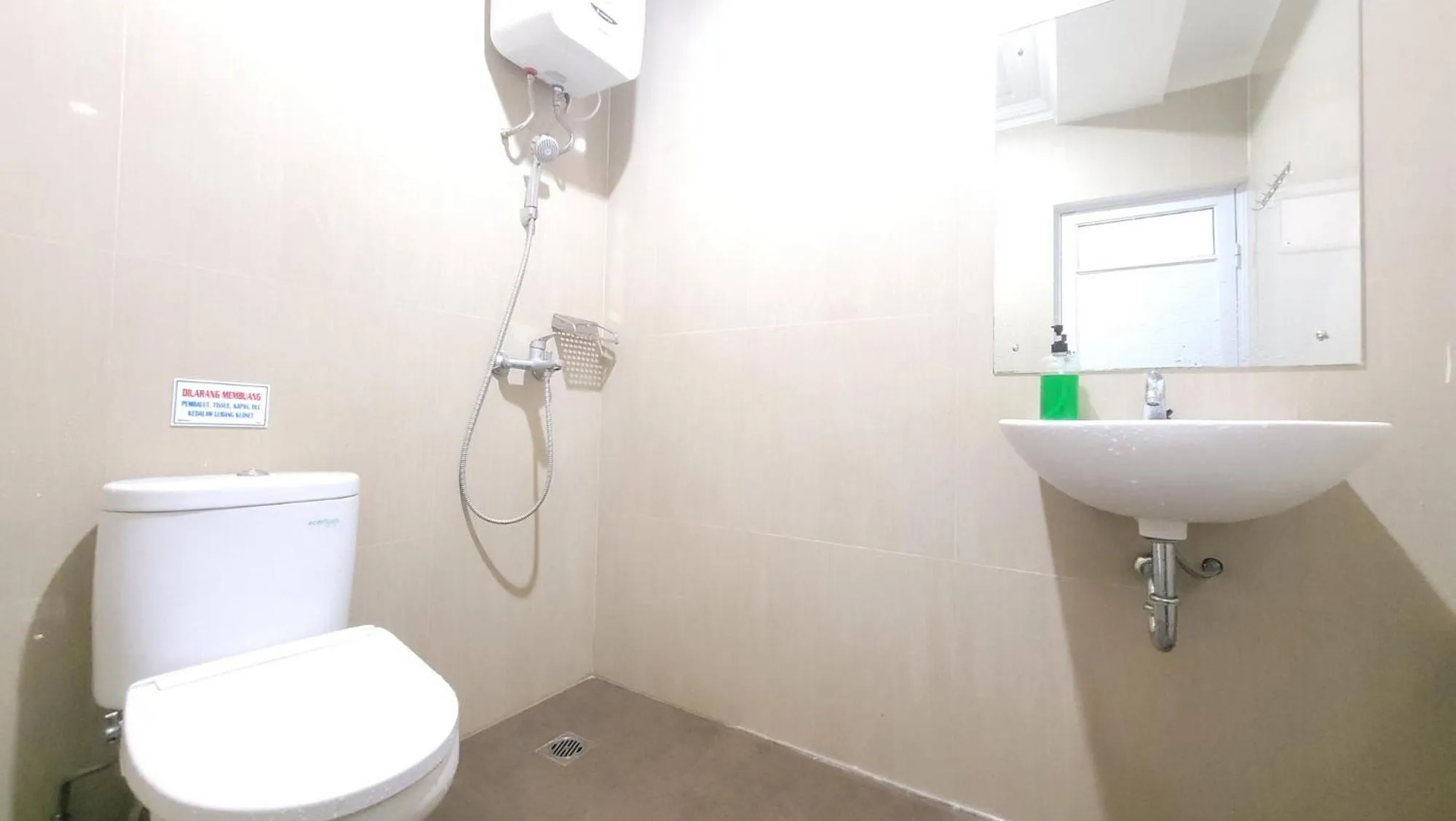 Shower in Urbanview Le Reno Inn Wirobrajan by RedDoorz