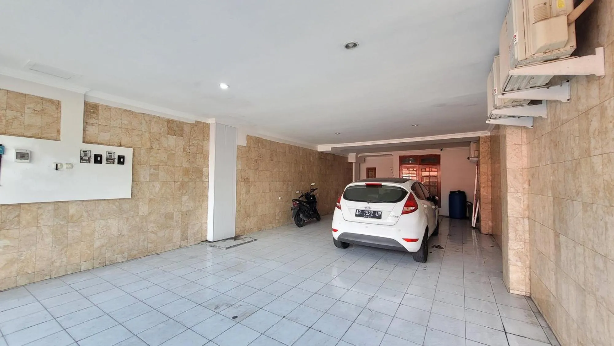 Parking in Urbanview Le Reno Inn Wirobrajan by RedDoorz