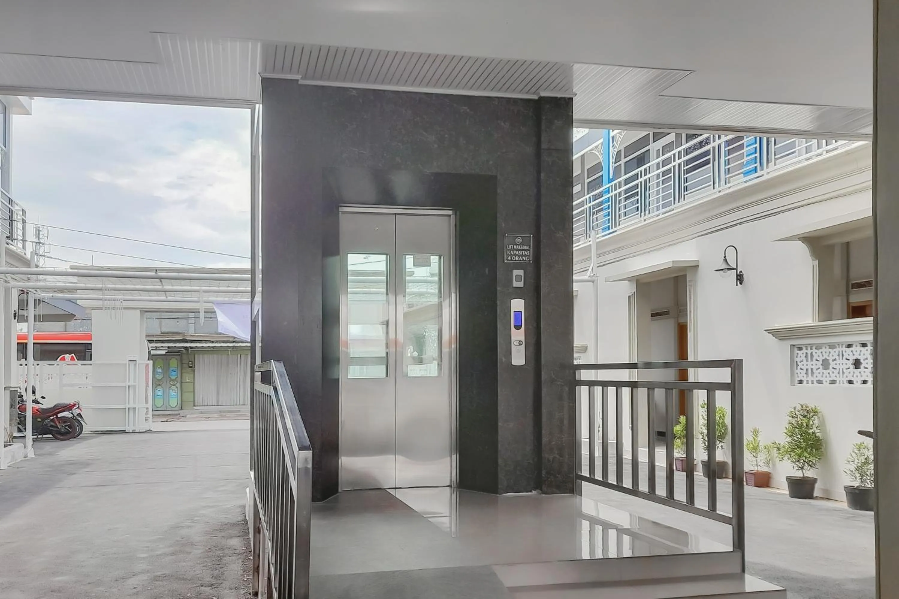 elevator in Urbanview Hotel MM Indramayu by RedDoorz