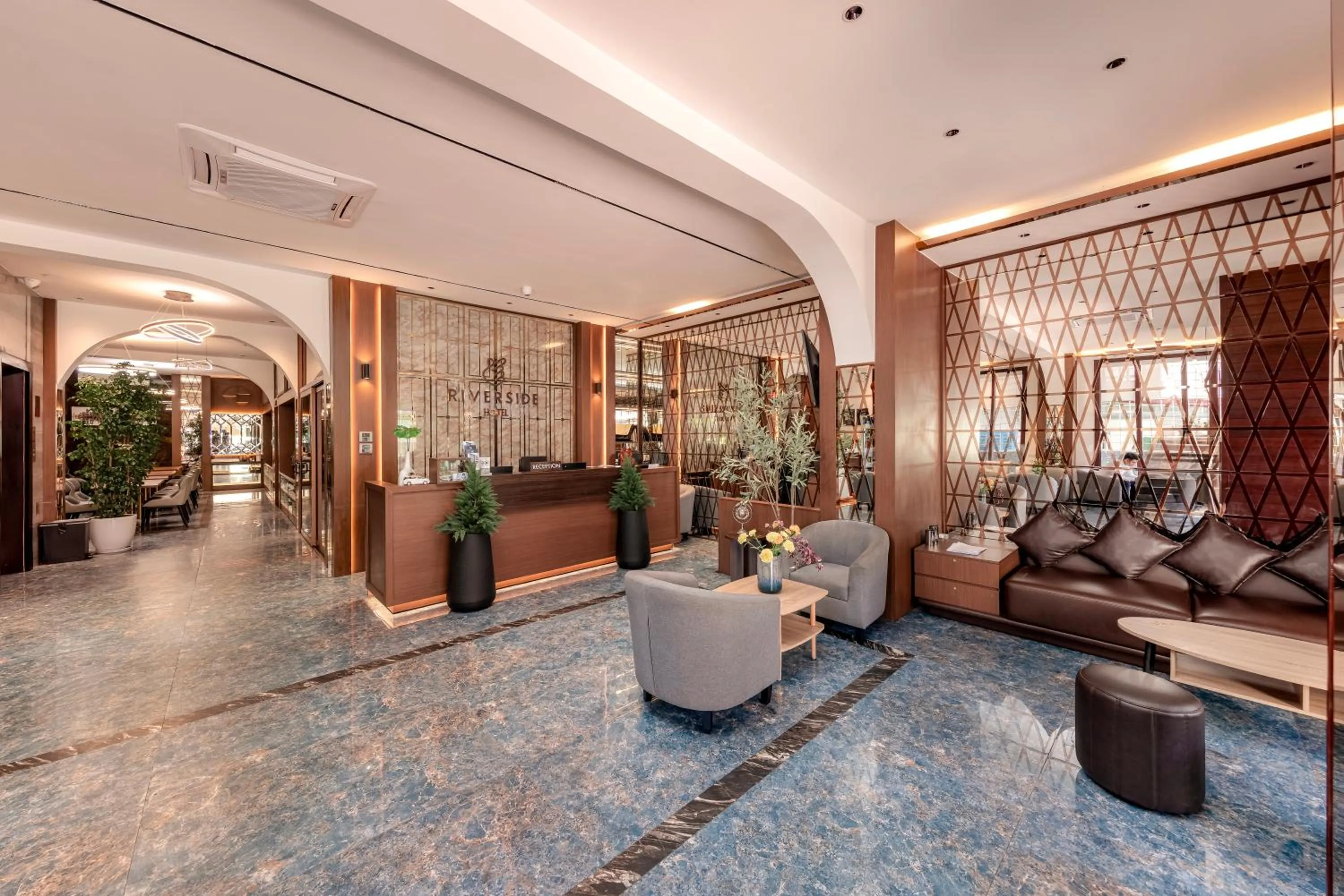 Communal lounge/ TV room in Riverside Hotel