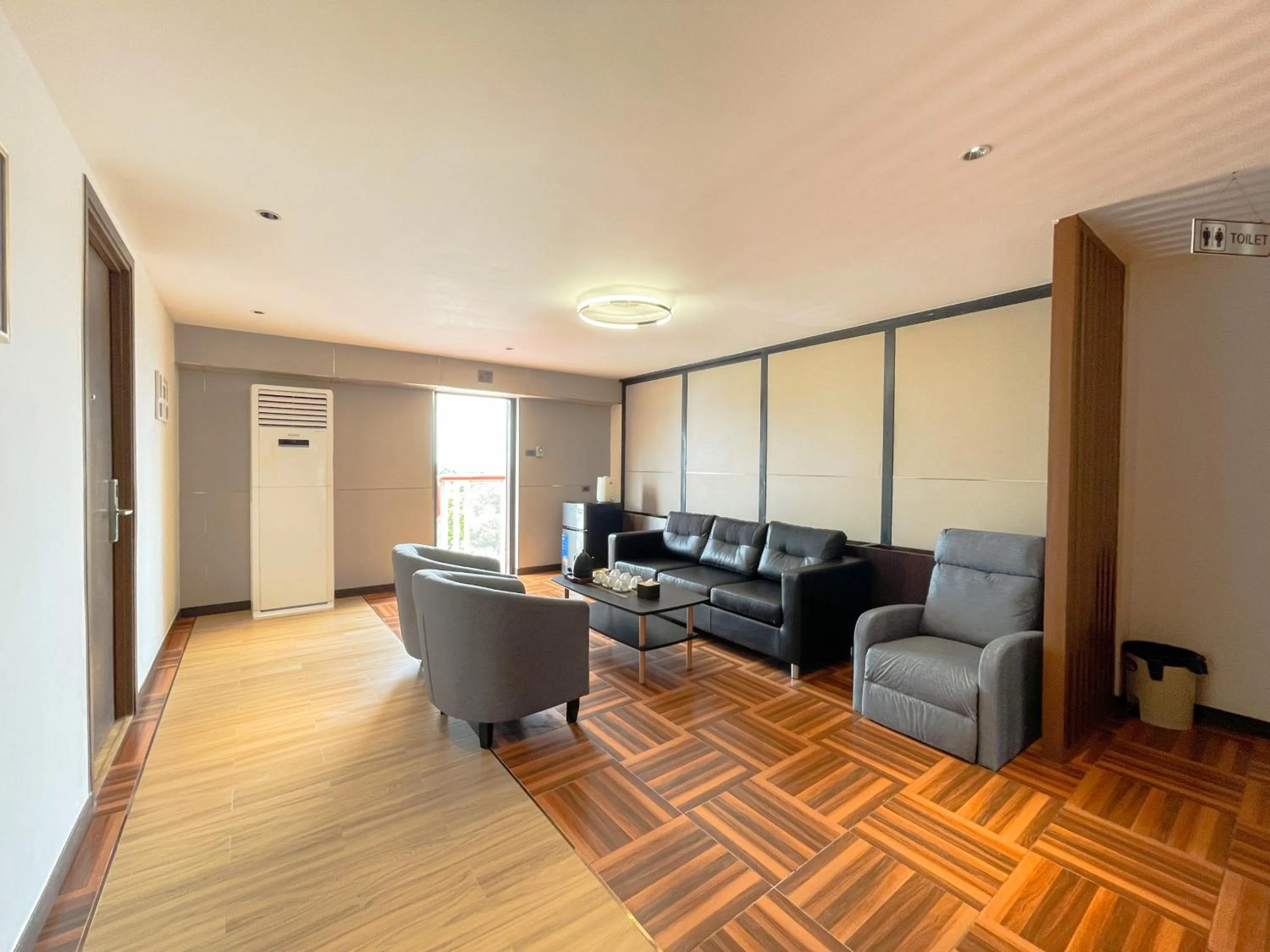 Living room in Riverside Hotel