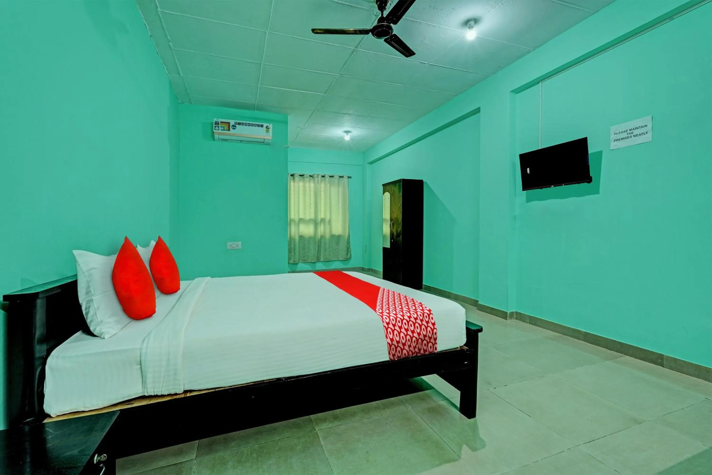 Bathroom, Bed in Collection O Druvi Corporate Hotel