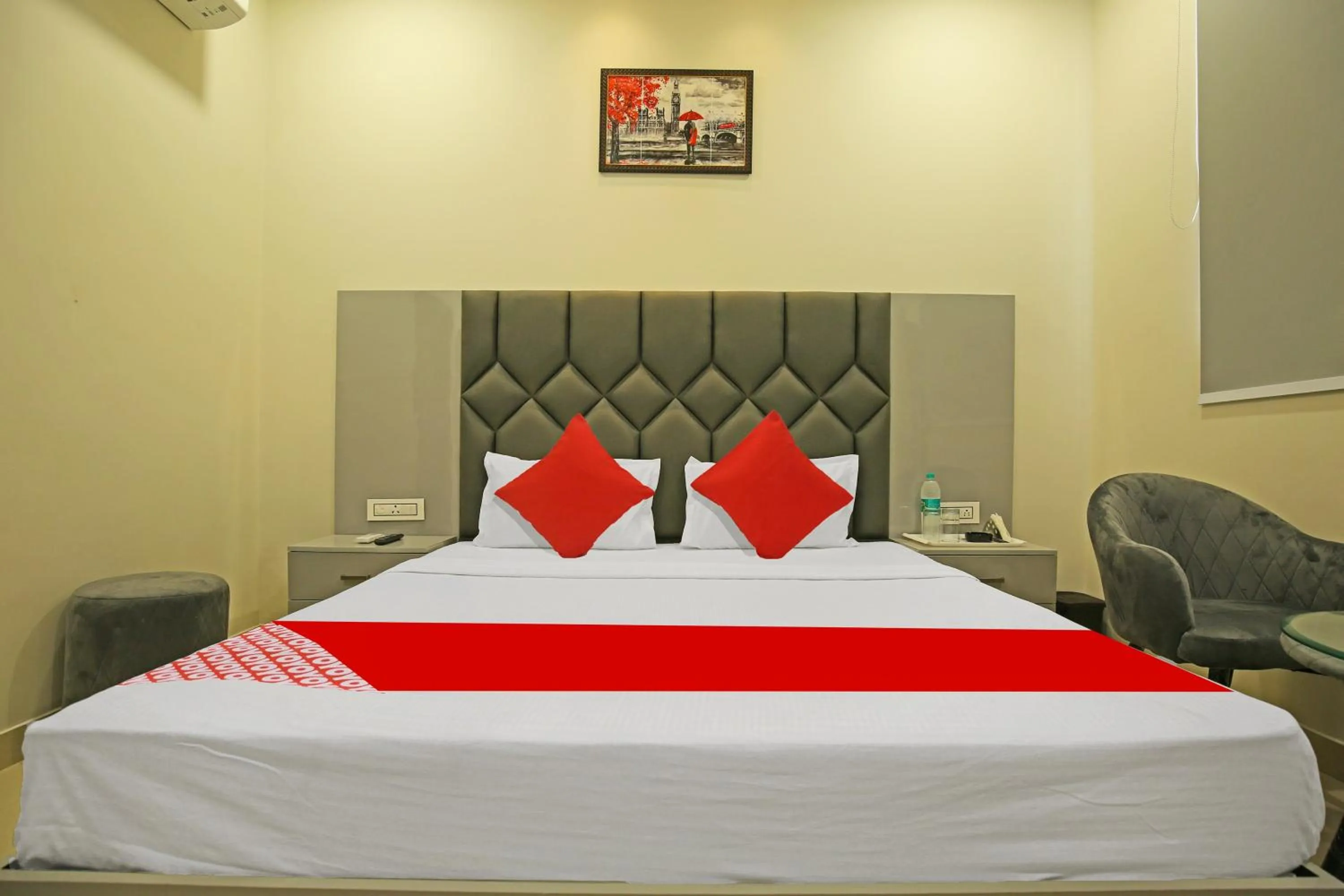 Bedroom in Hotel O Grand Inn