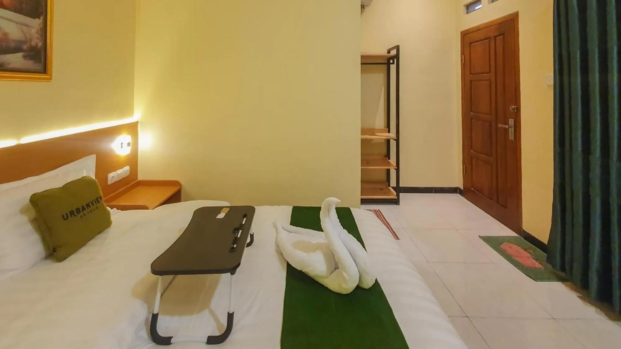 Bed in Urbanview Hotel Sakura Kampung Inggris Pare by RedDoorz