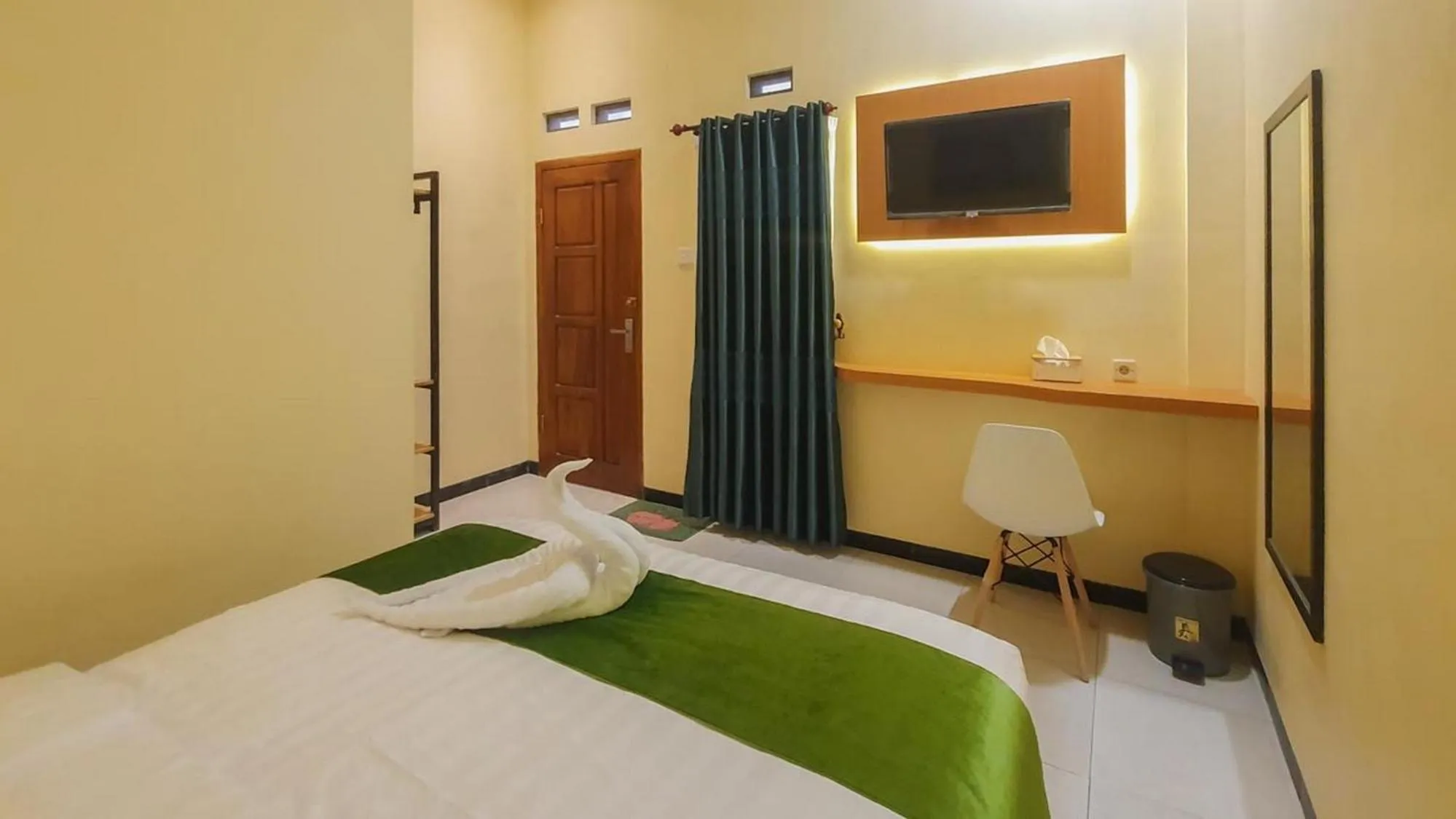 Bed in Urbanview Hotel Sakura Kampung Inggris Pare by RedDoorz