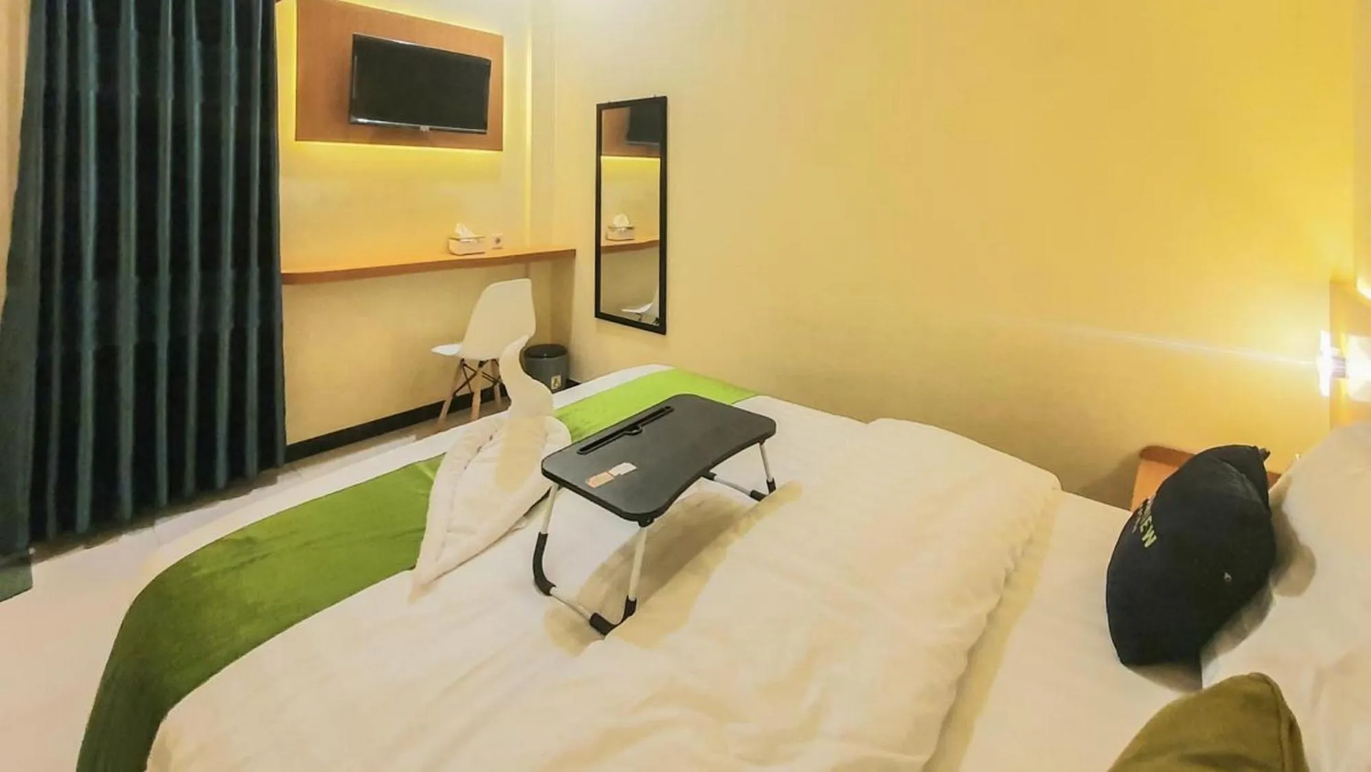 Bed in Urbanview Hotel Sakura Kampung Inggris Pare by RedDoorz