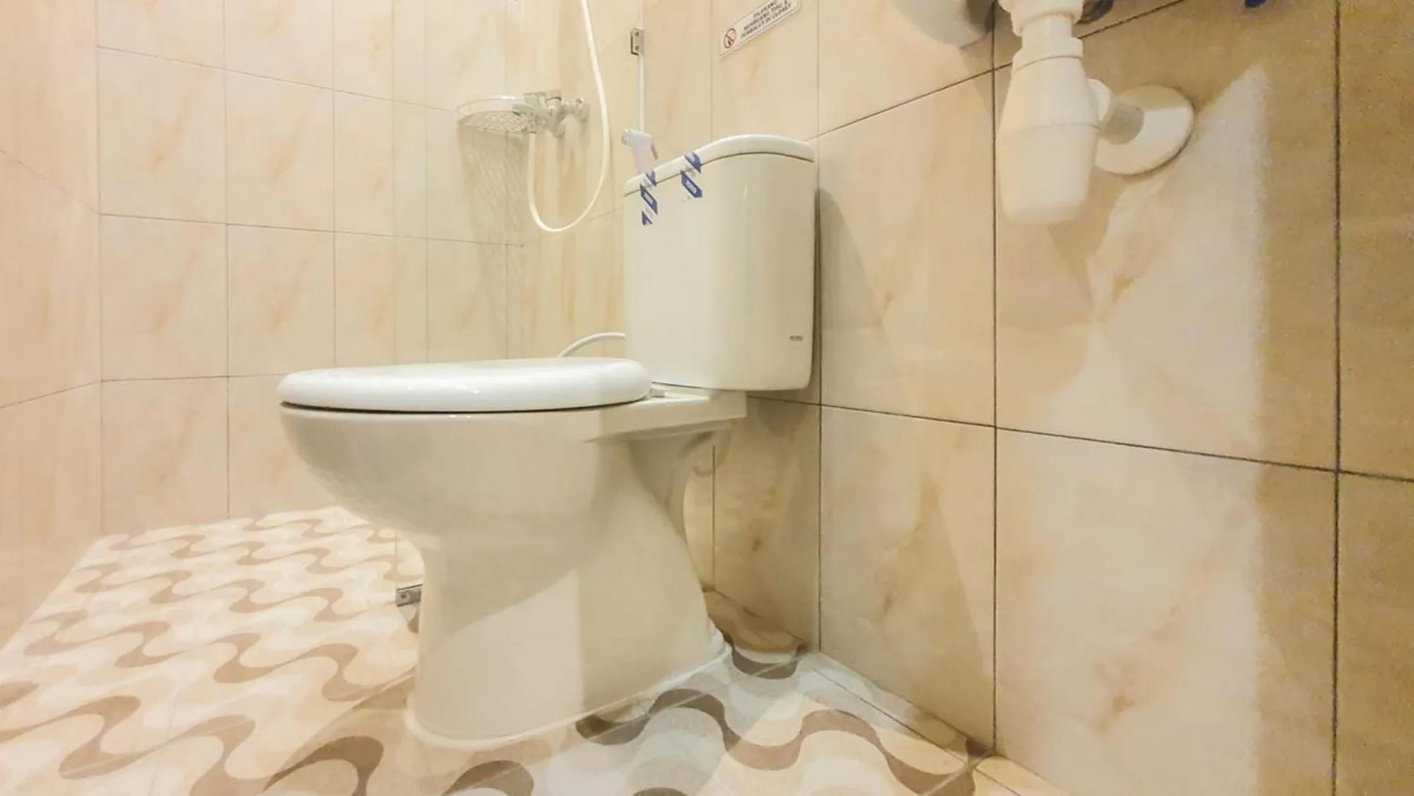 Shower in Urbanview Hotel Sakura Kampung Inggris Pare by RedDoorz