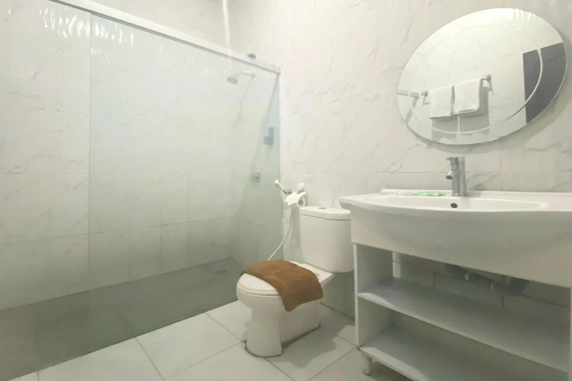 Deluxe Double Room in Urbanview Hotel Mulia Indah Palopo Deluxe Double Room in Urbanview Hotel Mulia Indah Palopo