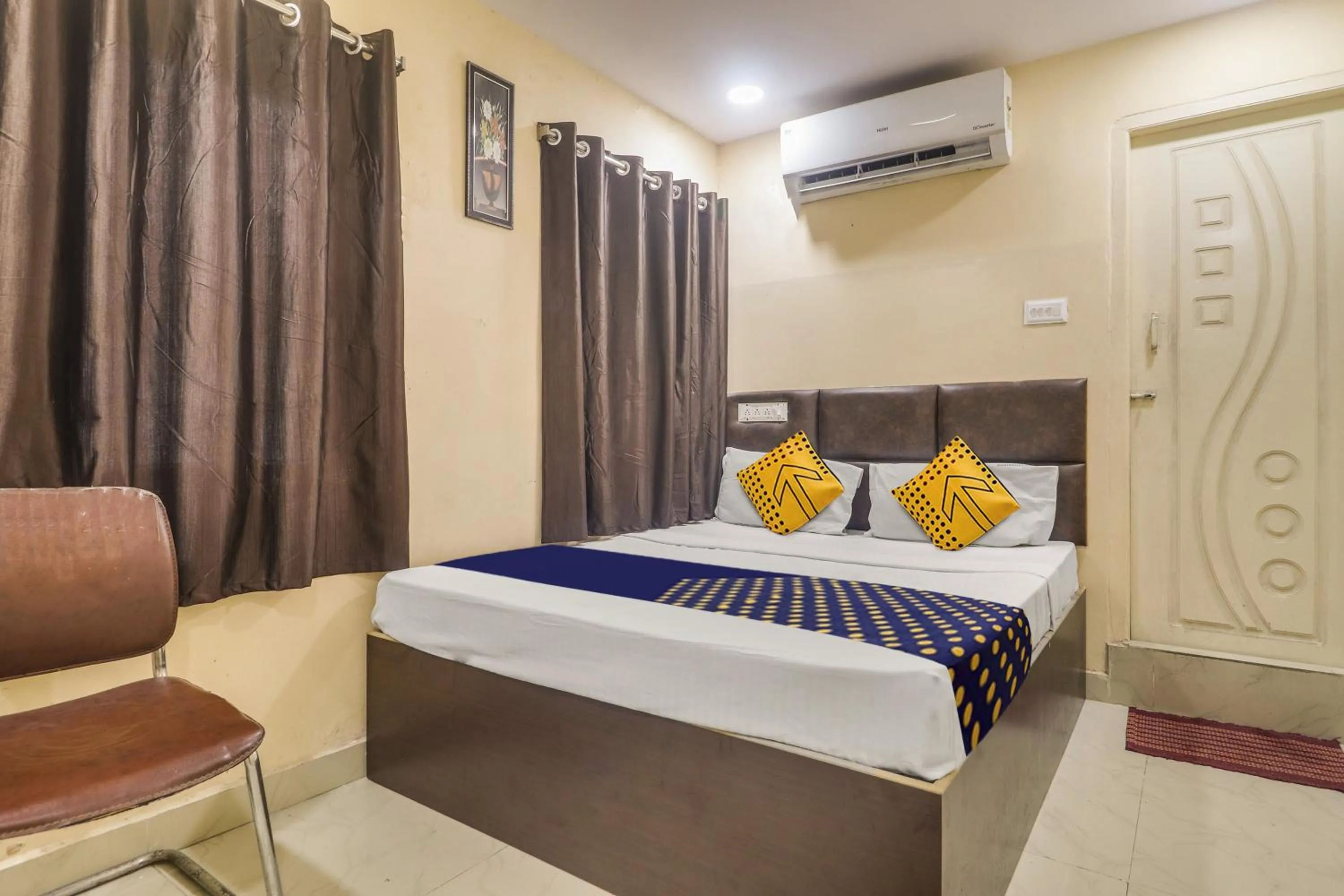 Bedroom, Bed in SPOT ON BHARGAV RESIDENCE