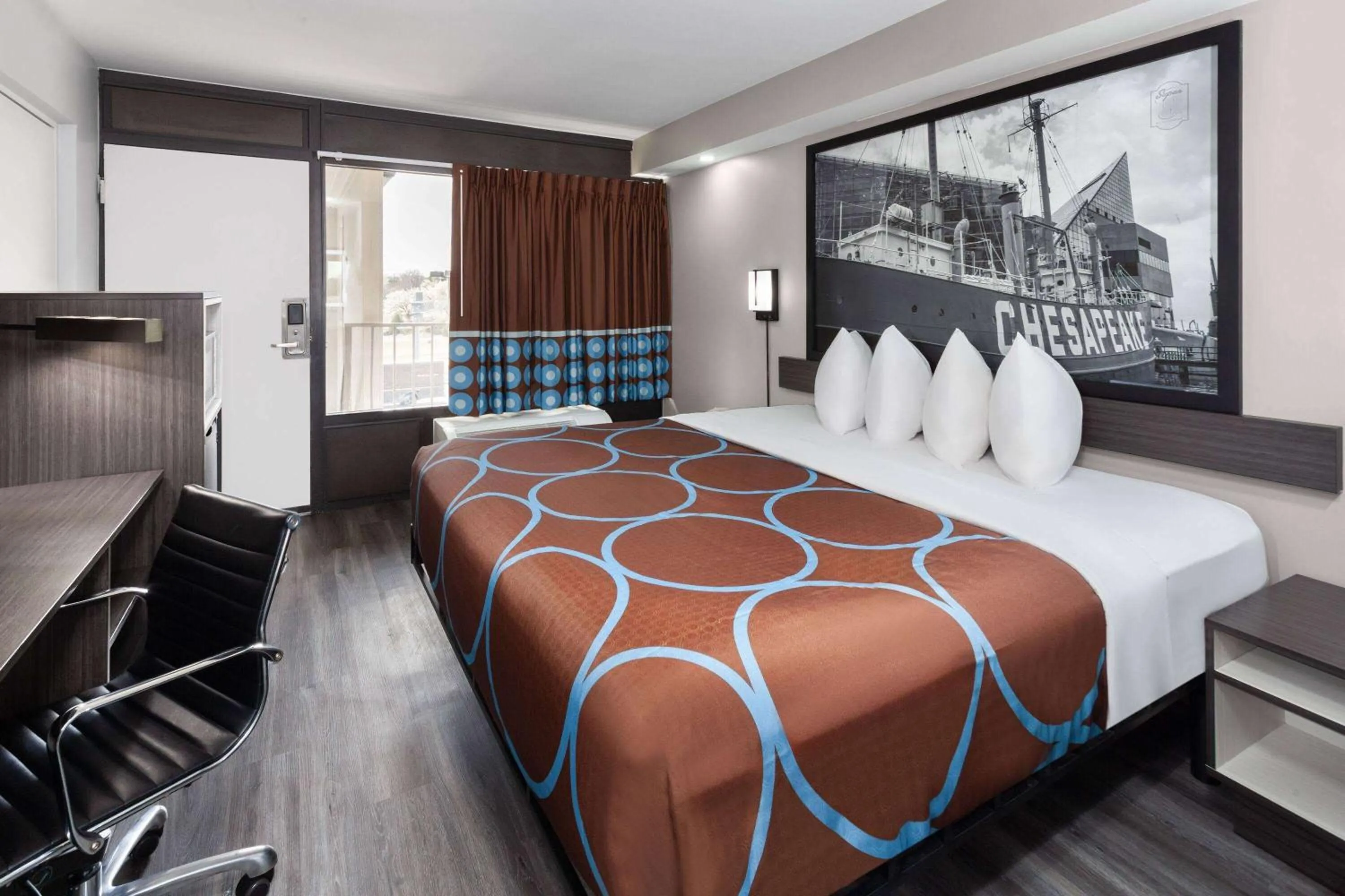 Photo of the whole room, Bed in Super 8 by Wyndham Baltimore Northwest