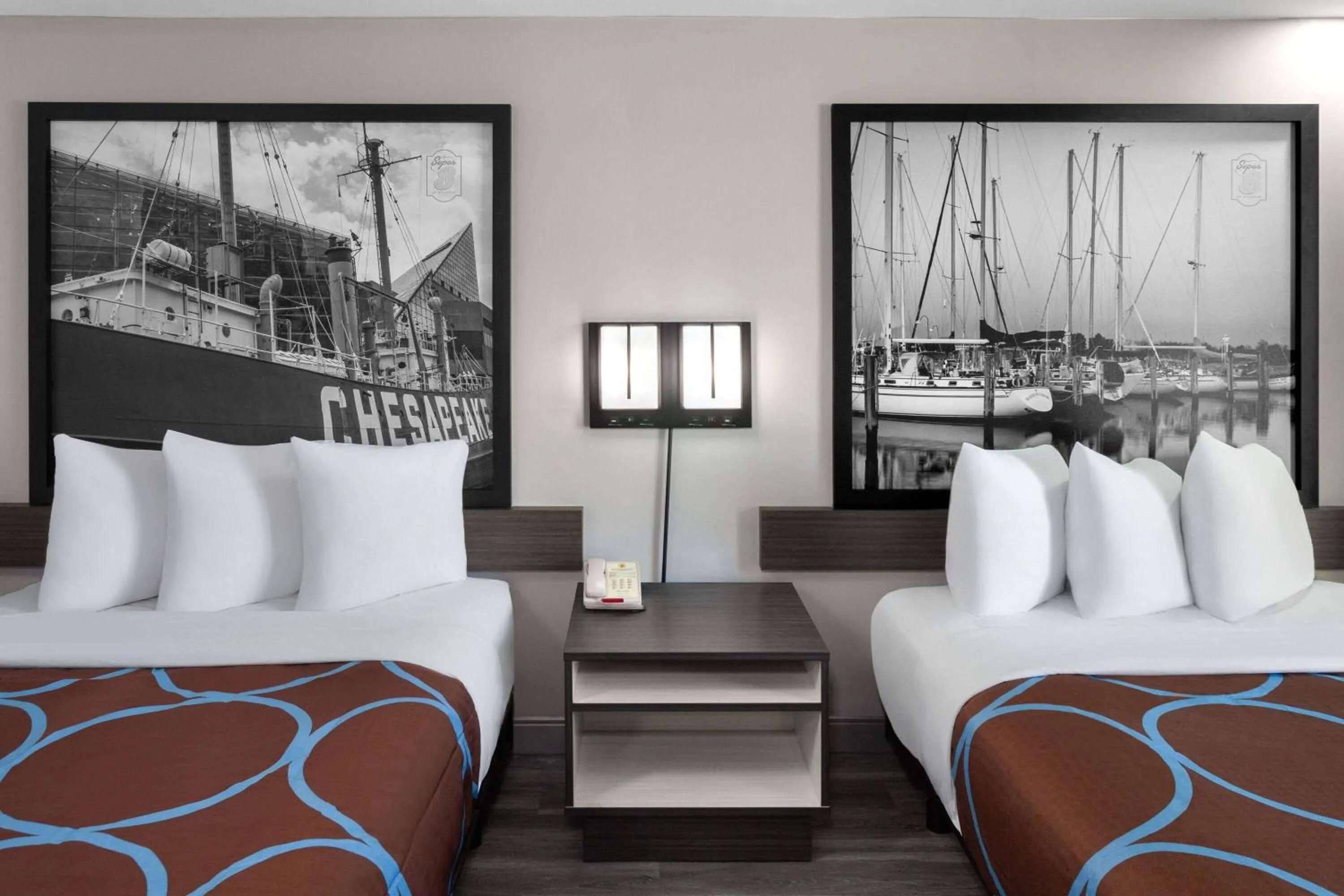 Photo of the whole room, Bed in Super 8 by Wyndham Baltimore Northwest