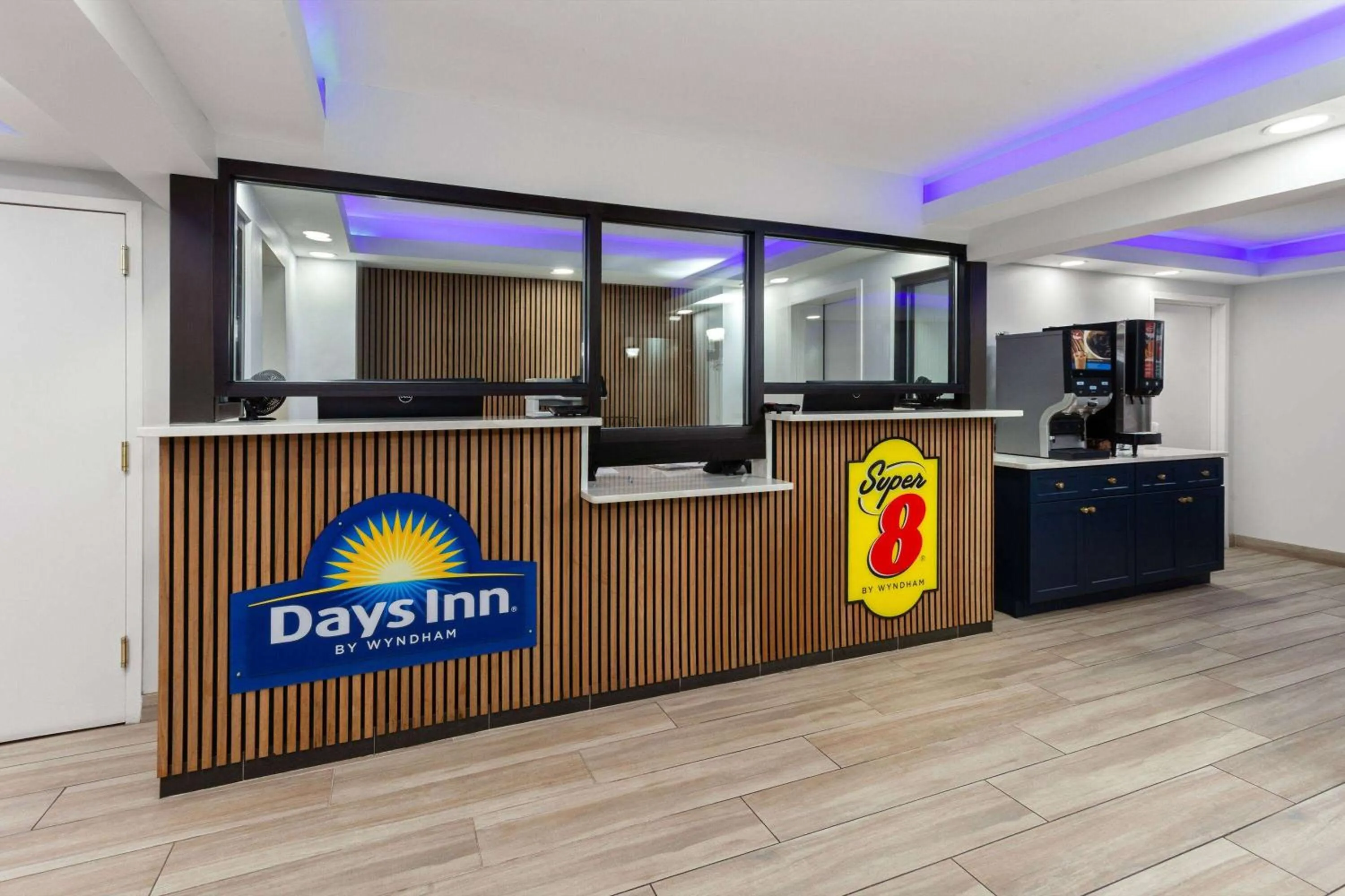 Lobby or reception in Super 8 by Wyndham Baltimore Northwest