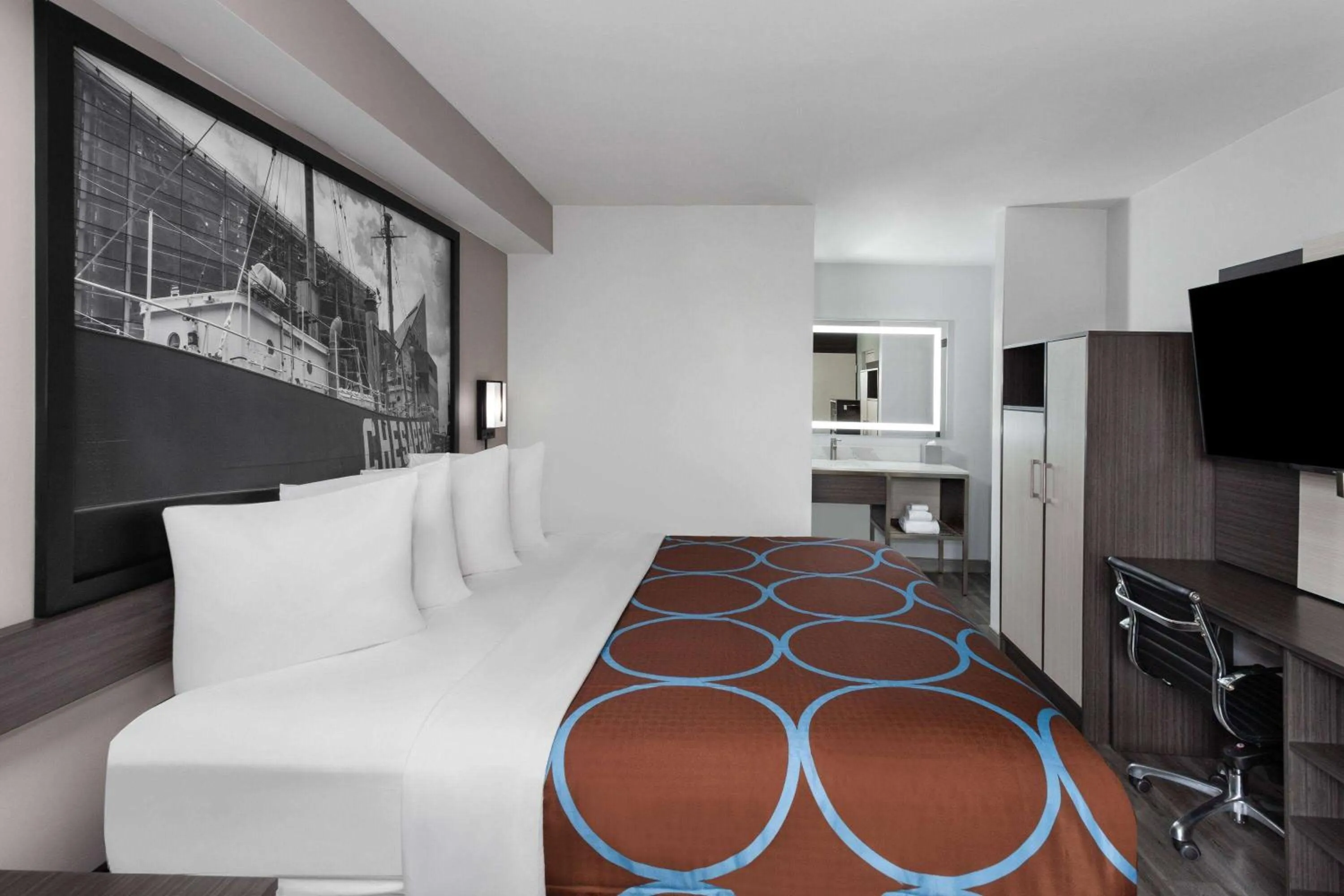 Photo of the whole room, Bed in Super 8 by Wyndham Baltimore Northwest