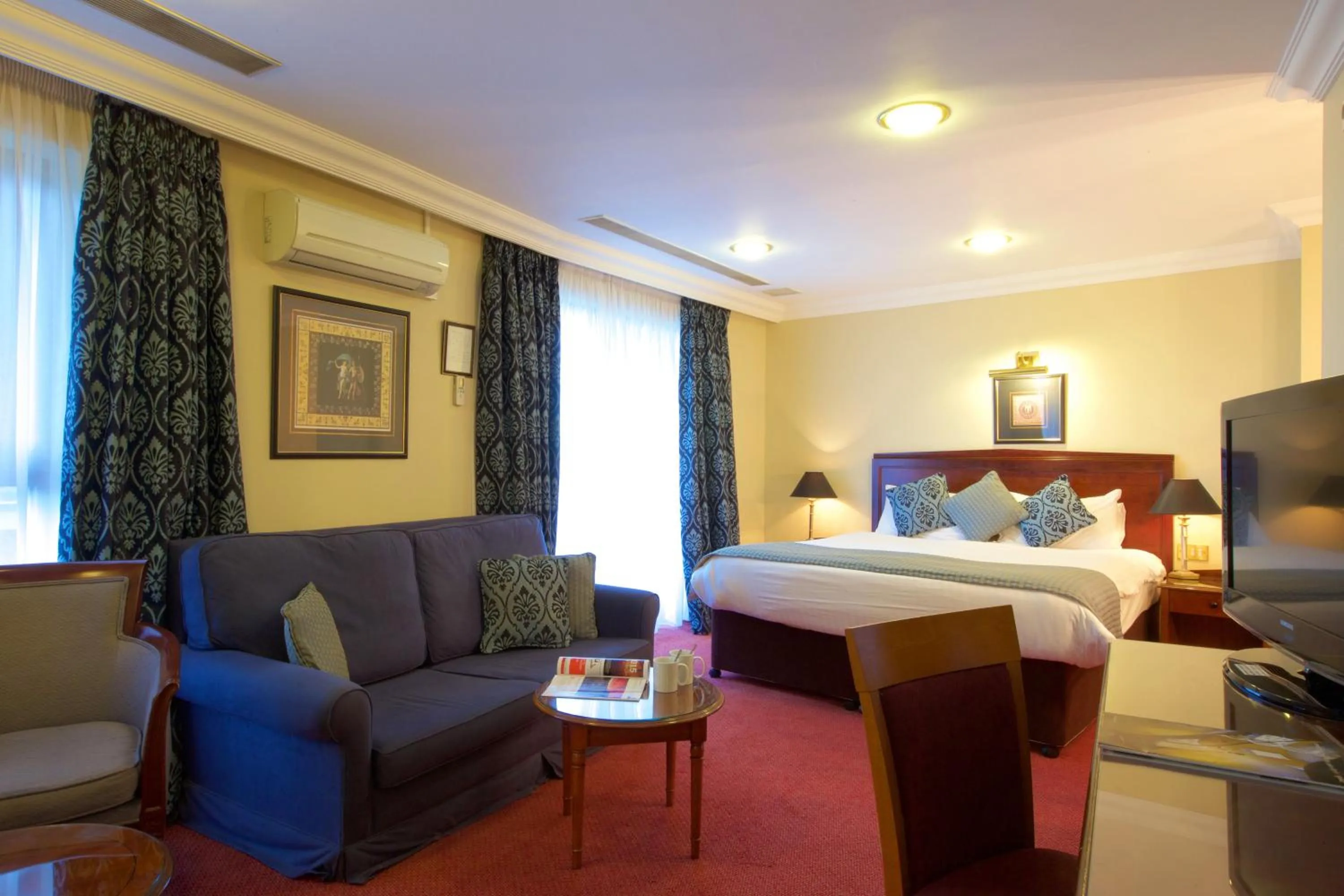 Photo of the whole room, Bed in Derby Mickleover Hotel, BW Signature Collection