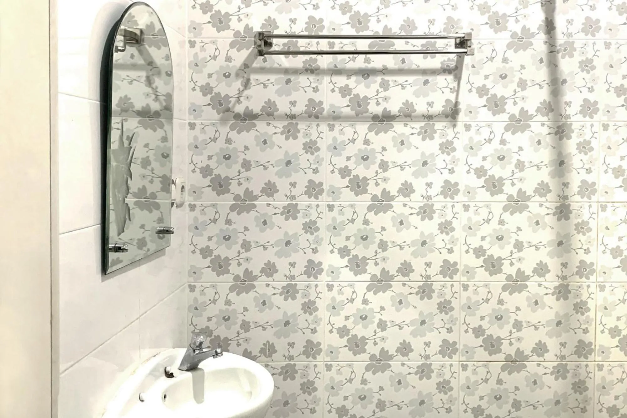 Shower in Urbanview Hotel Niraz Banjarmasin by RedDoorz