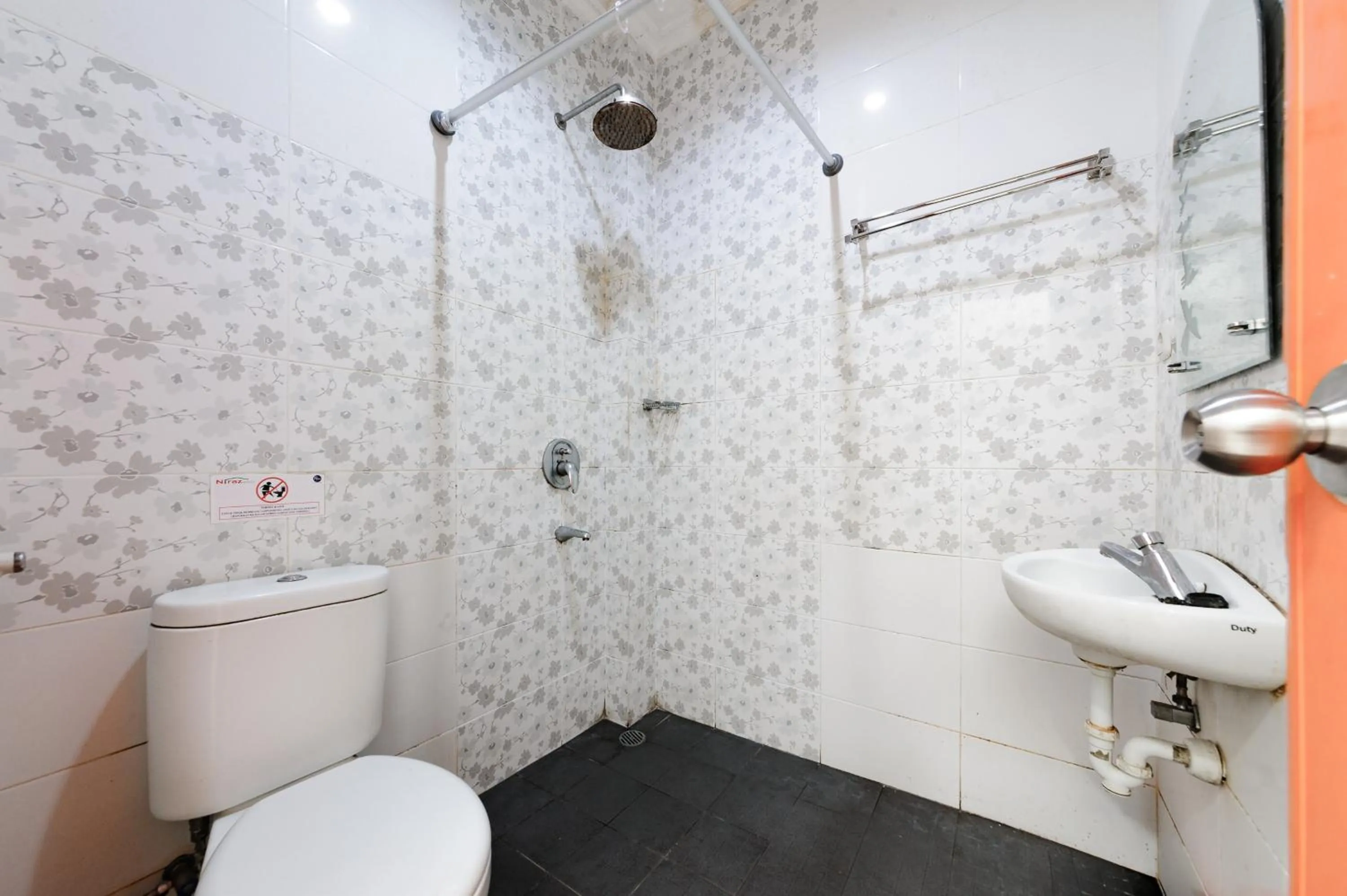 Bathroom in Urbanview Hotel Niraz Banjarmasin by RedDoorz