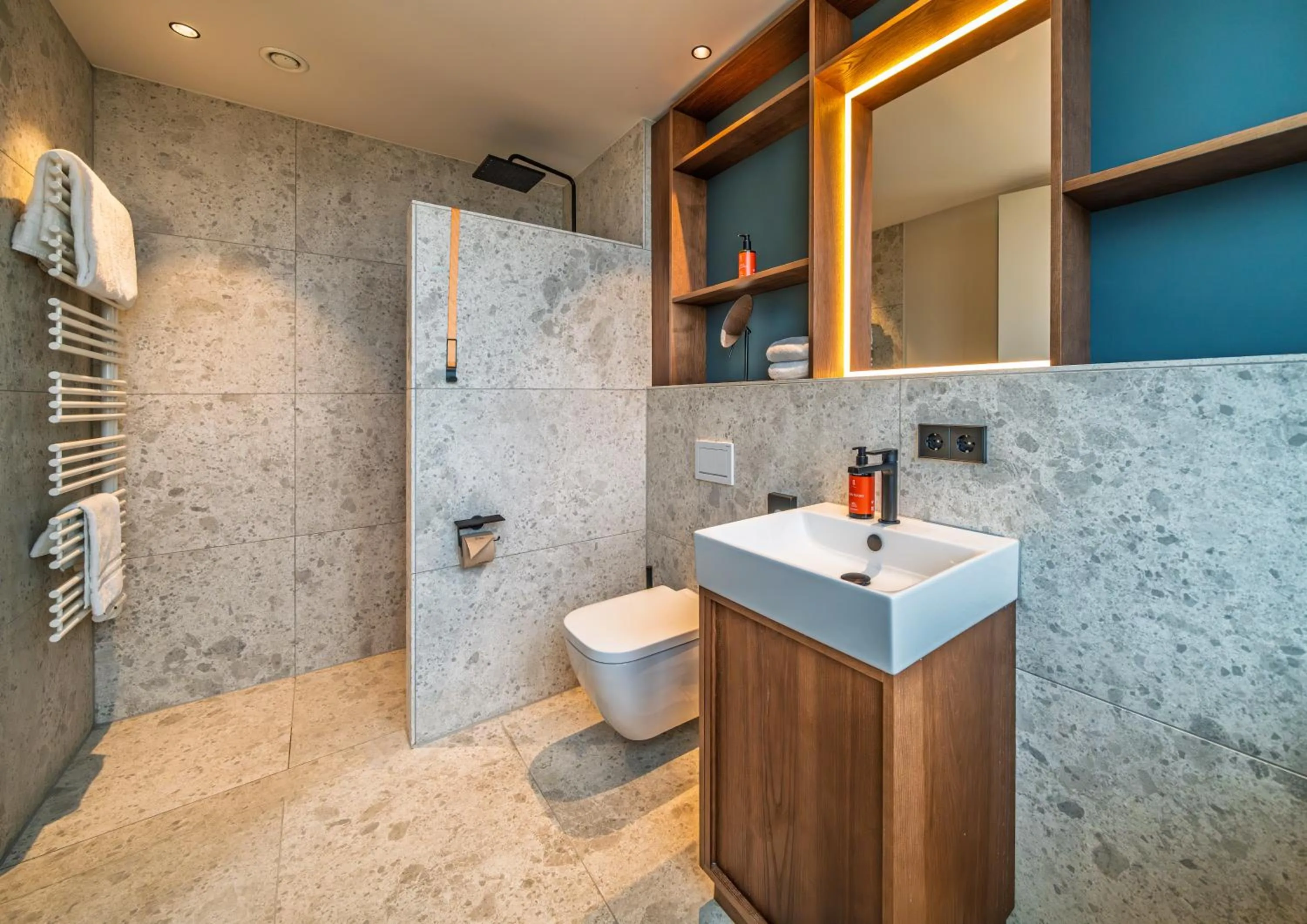 Bathroom in The Zipper Hotel und Apartments