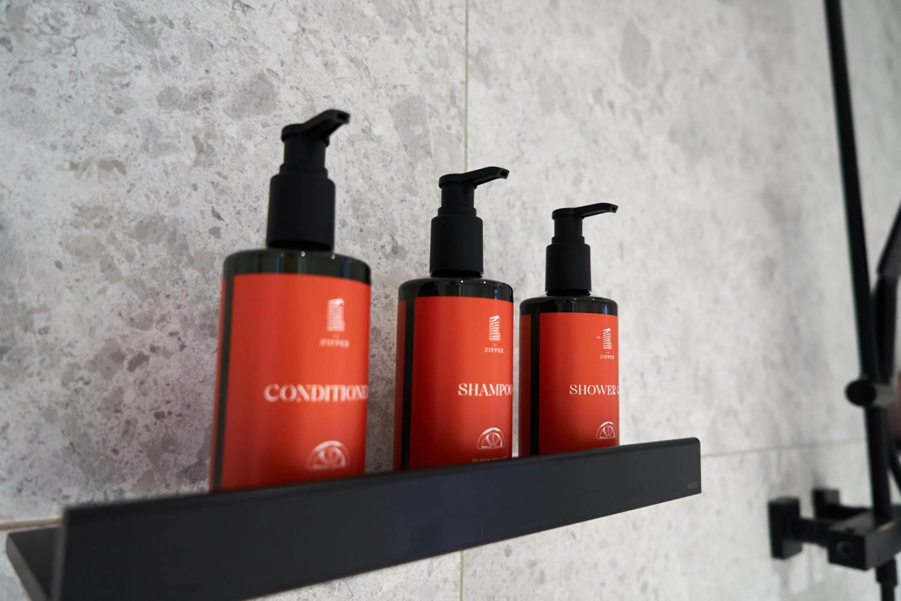 Bathroom in The Zipper Hotel und Apartments