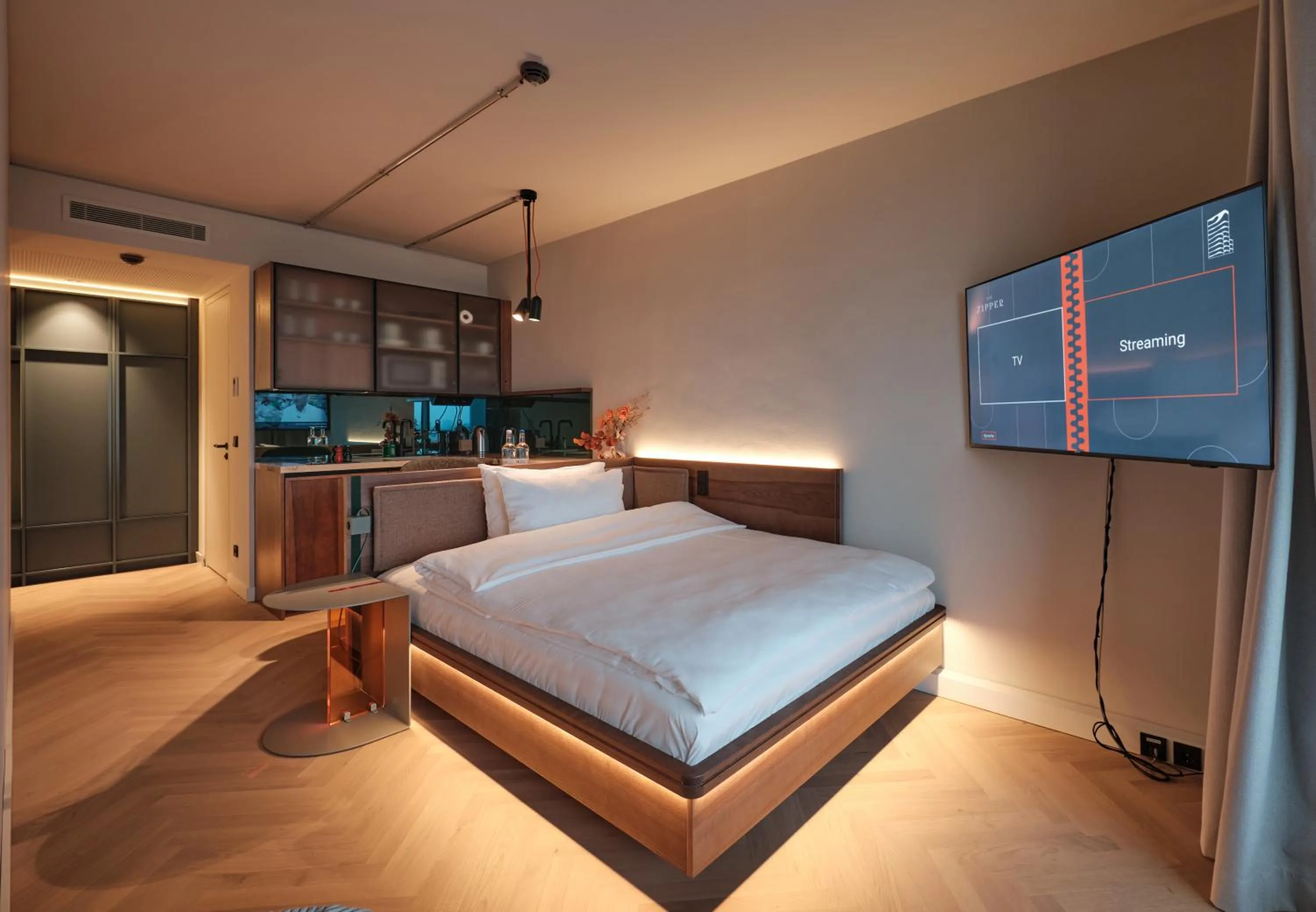 Bed in The Zipper Hotel und Apartments