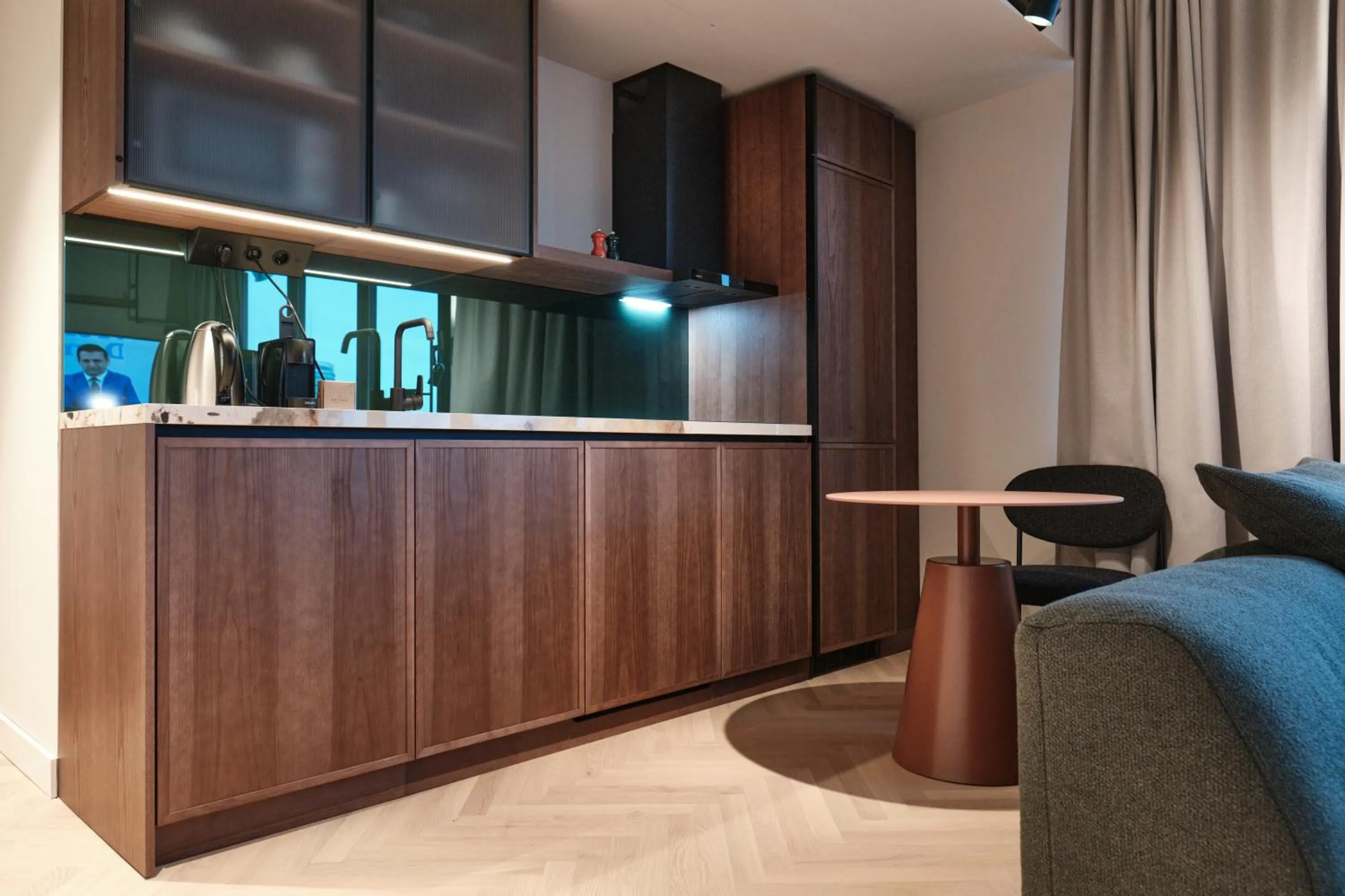 Kitchen or kitchenette in The Zipper Hotel und Apartments