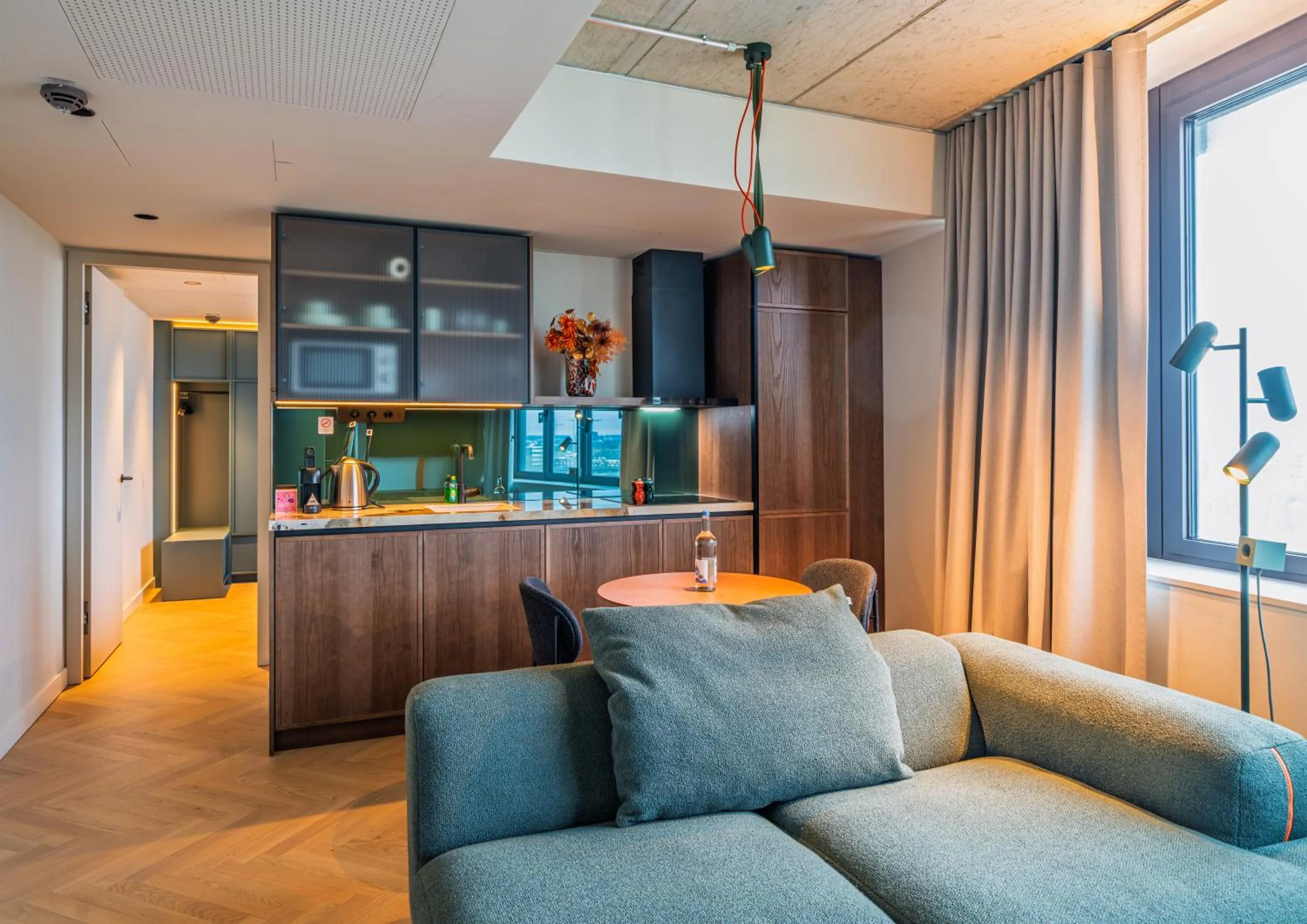 Kitchen or kitchenette in The Zipper Hotel und Apartments