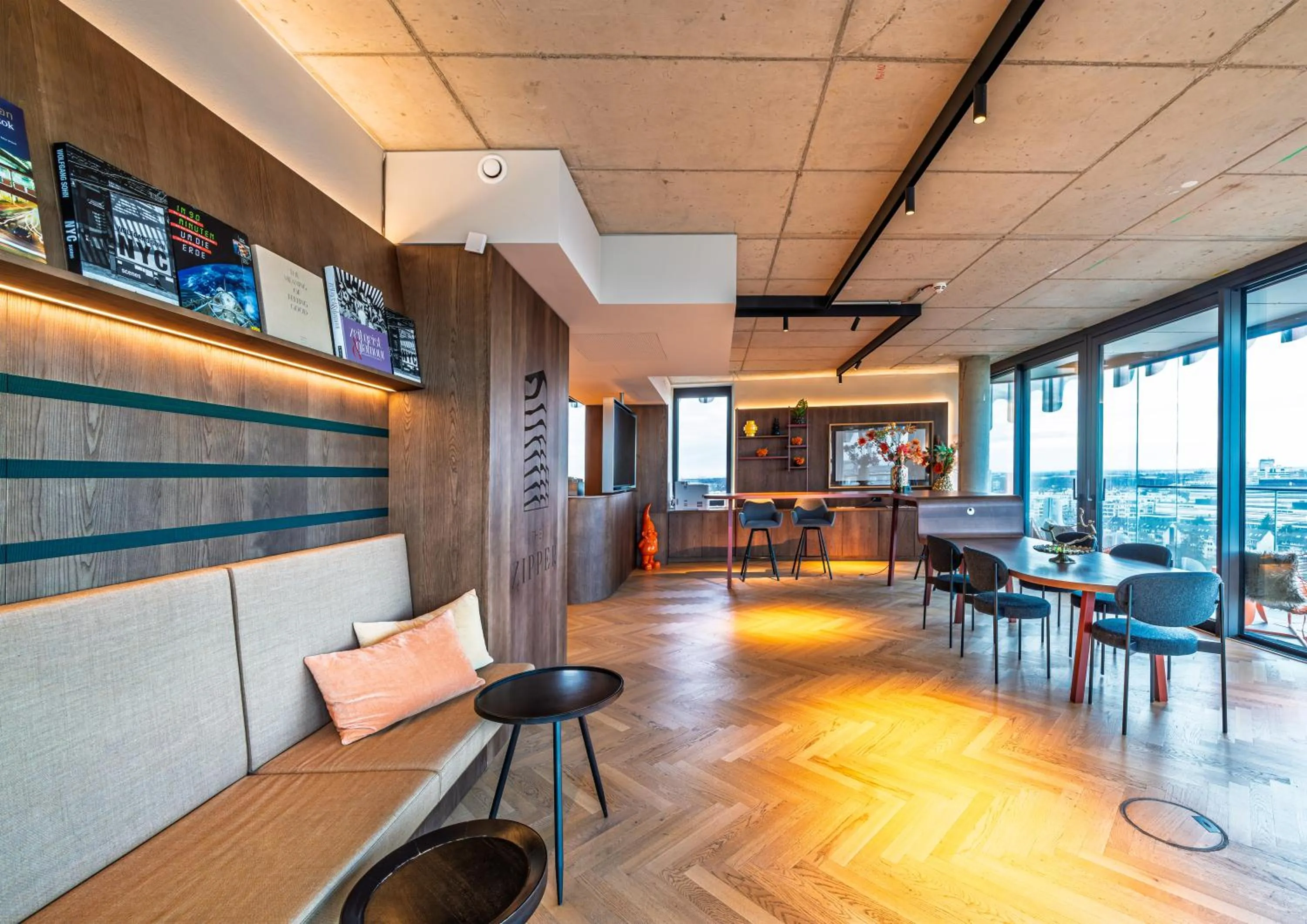 Communal lounge/ TV room in The Zipper Hotel und Apartments