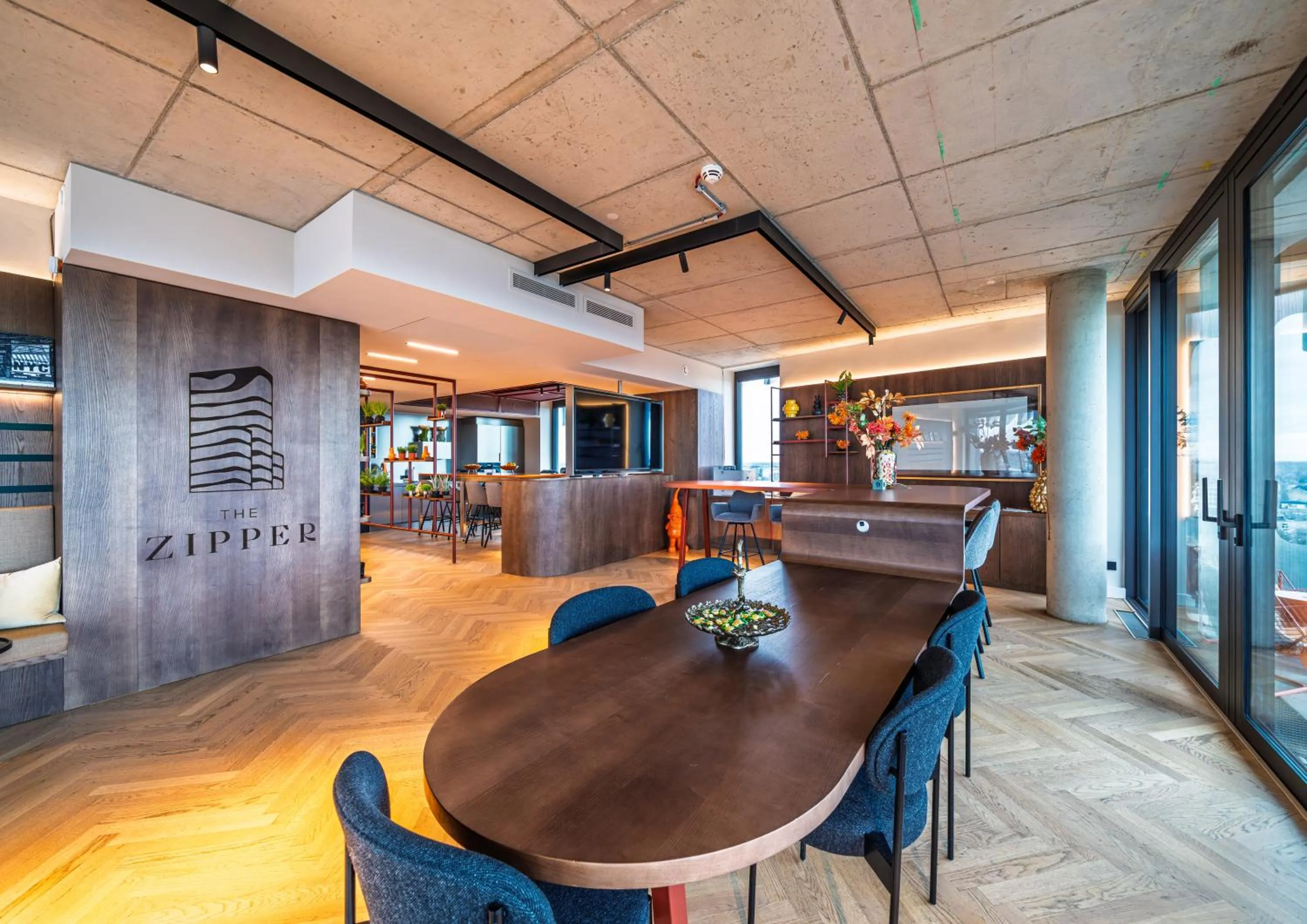 Communal lounge/ TV room in The Zipper Hotel und Apartments